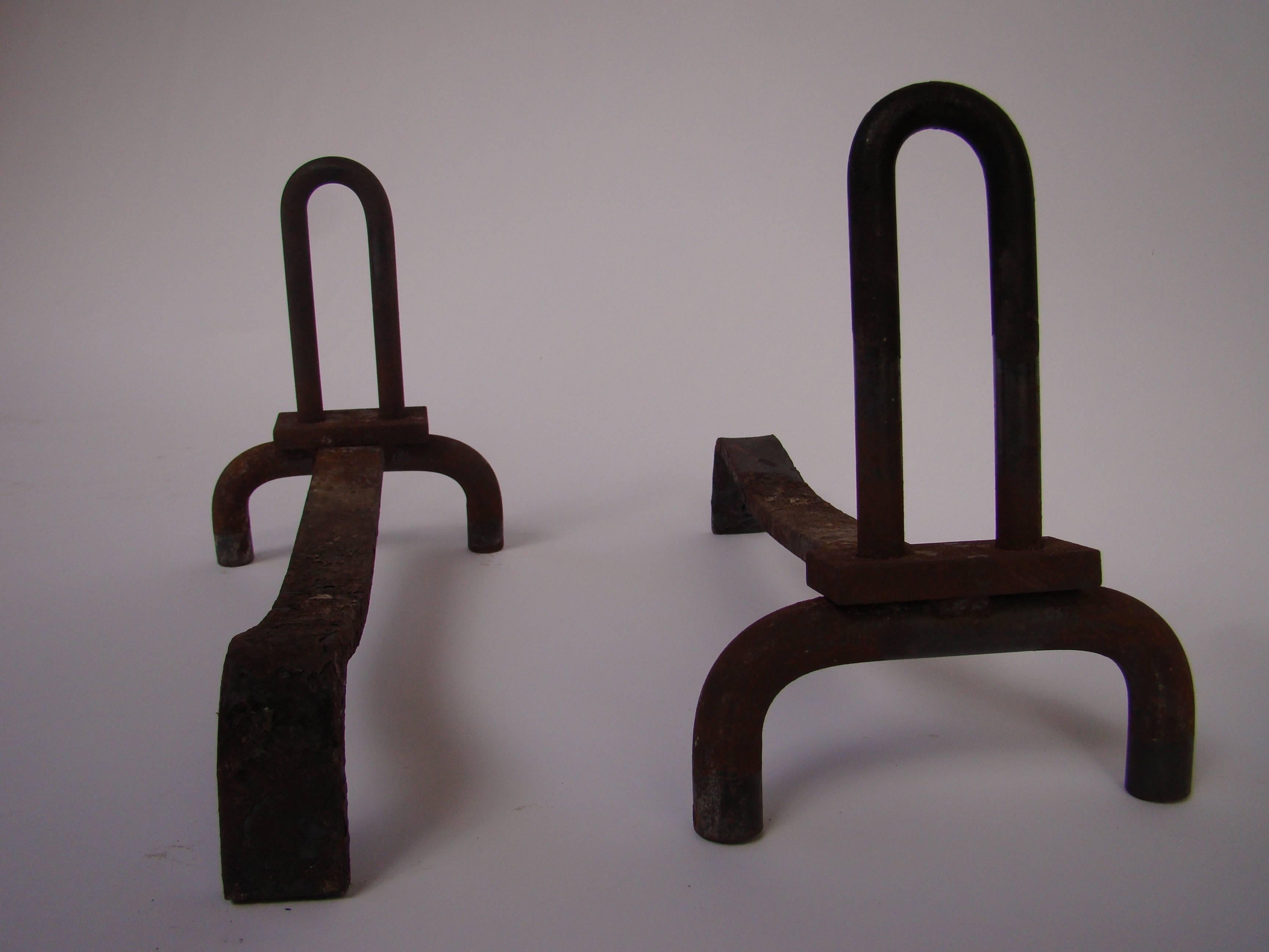 Pair of small andirons, circa 1950
Measures: H 19 cm
DM 33 cm.

