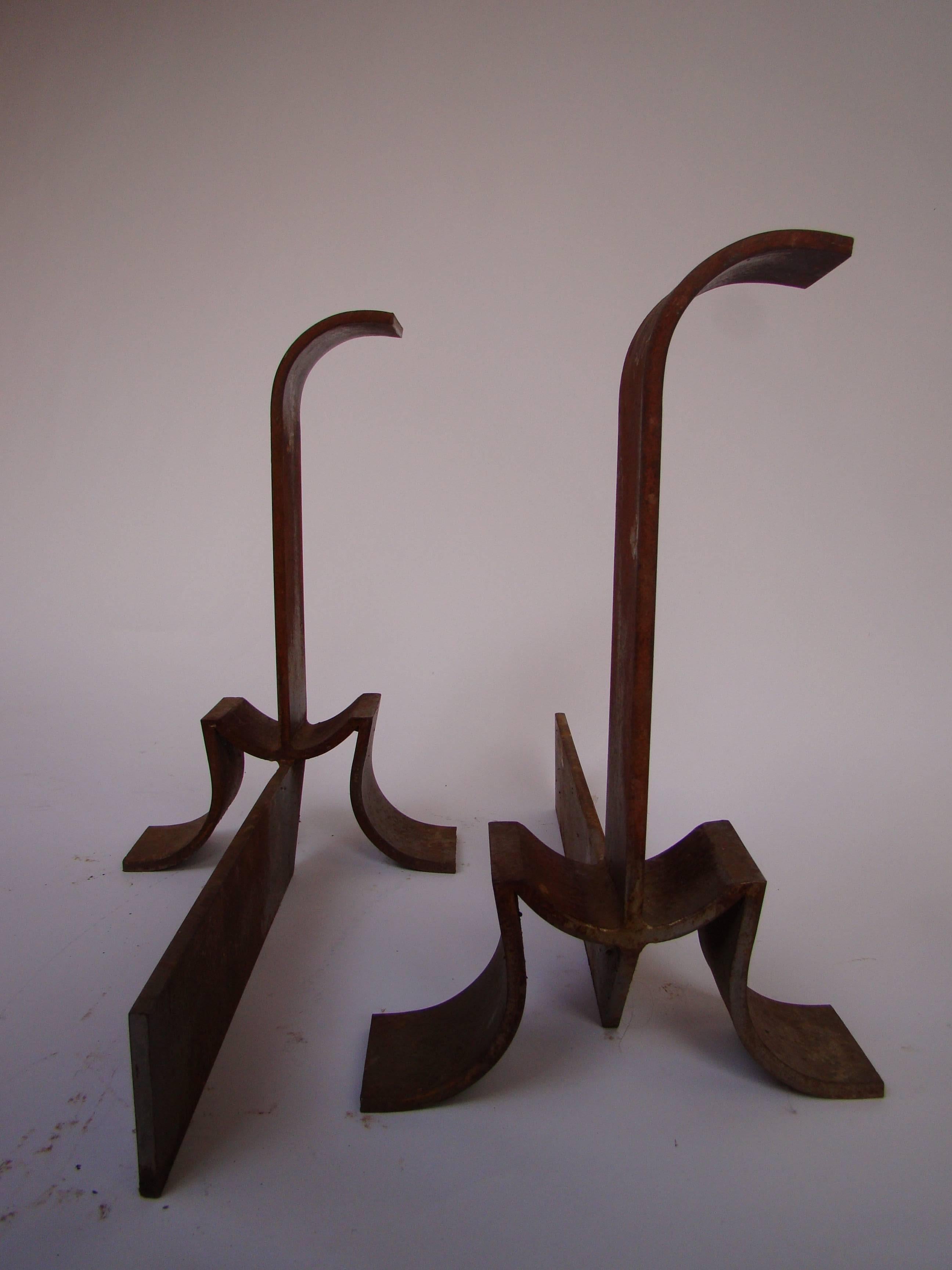 Pair of steel andirons, circa 1970
Measure: Height 38 cm
Diameter 45 cm.