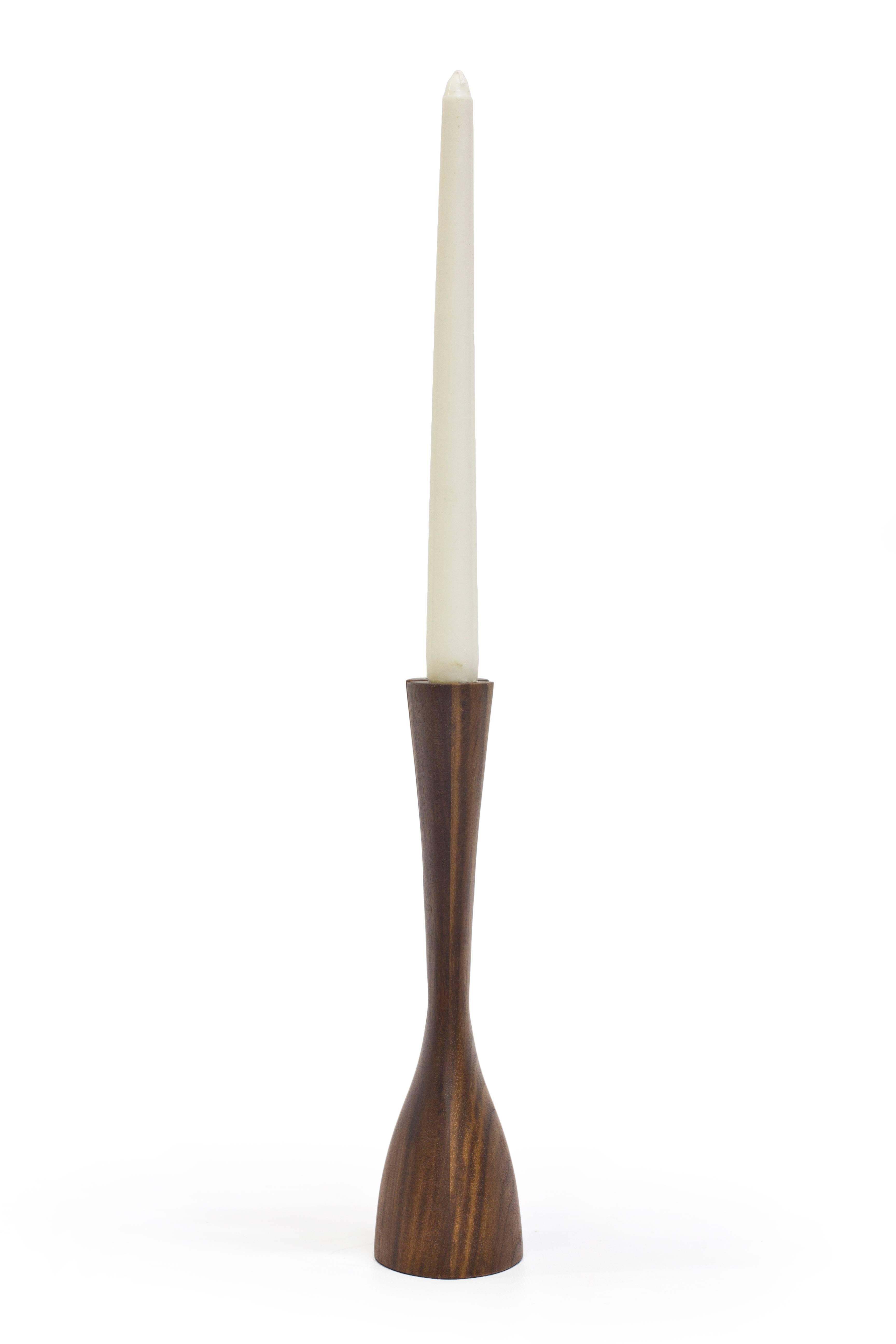 Mastodon-Kerzenständer aus geöltem Nussbaumholz und Messing von Noah Norton für Wooda (Moderne der Mitte des Jahrhunderts) im Angebot