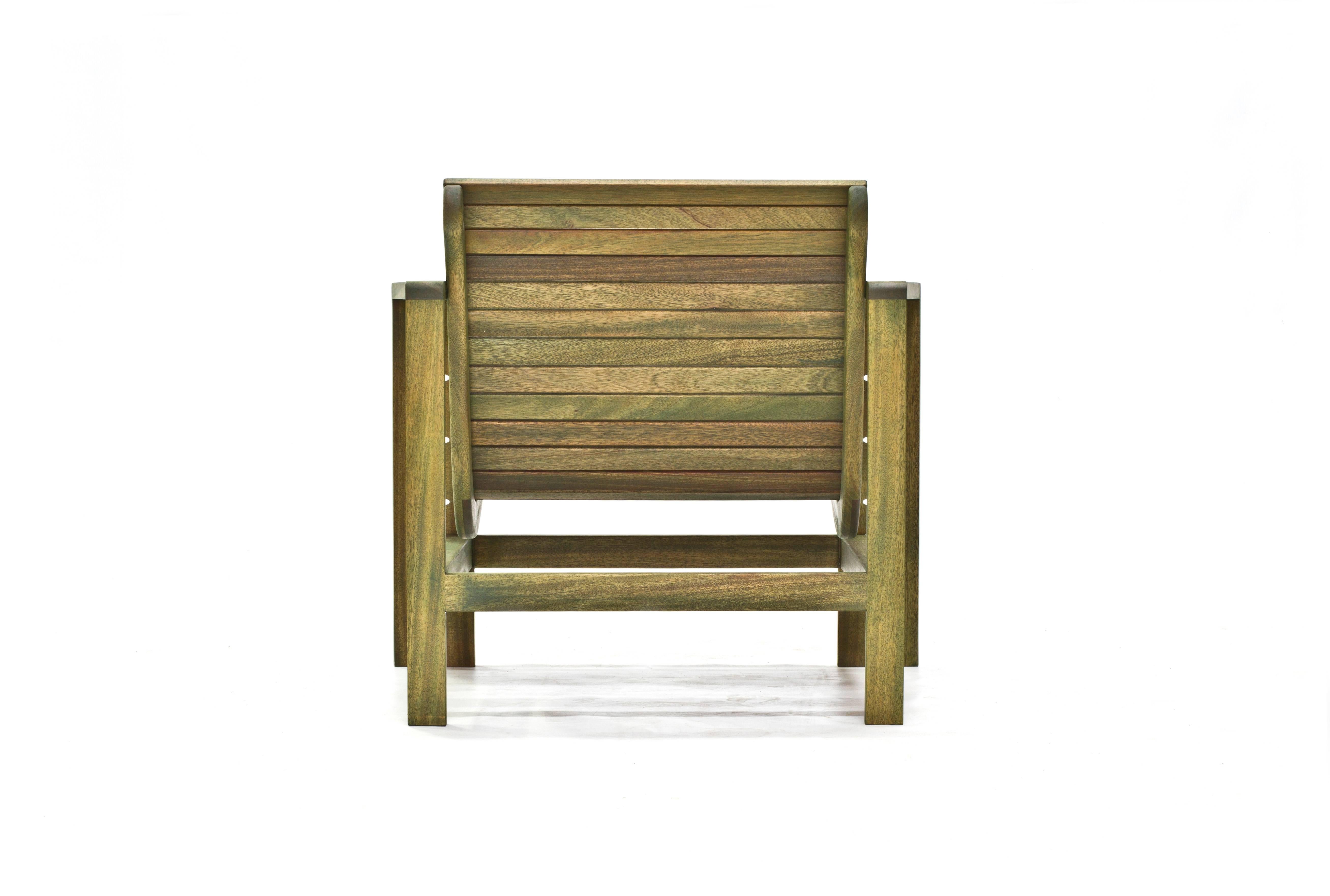 Uti 'Ooh-Tee' Loungesessel aus Mahagoni mit salbeifarbener Oberfläche, Wooda Original (Handgefertigt) im Angebot