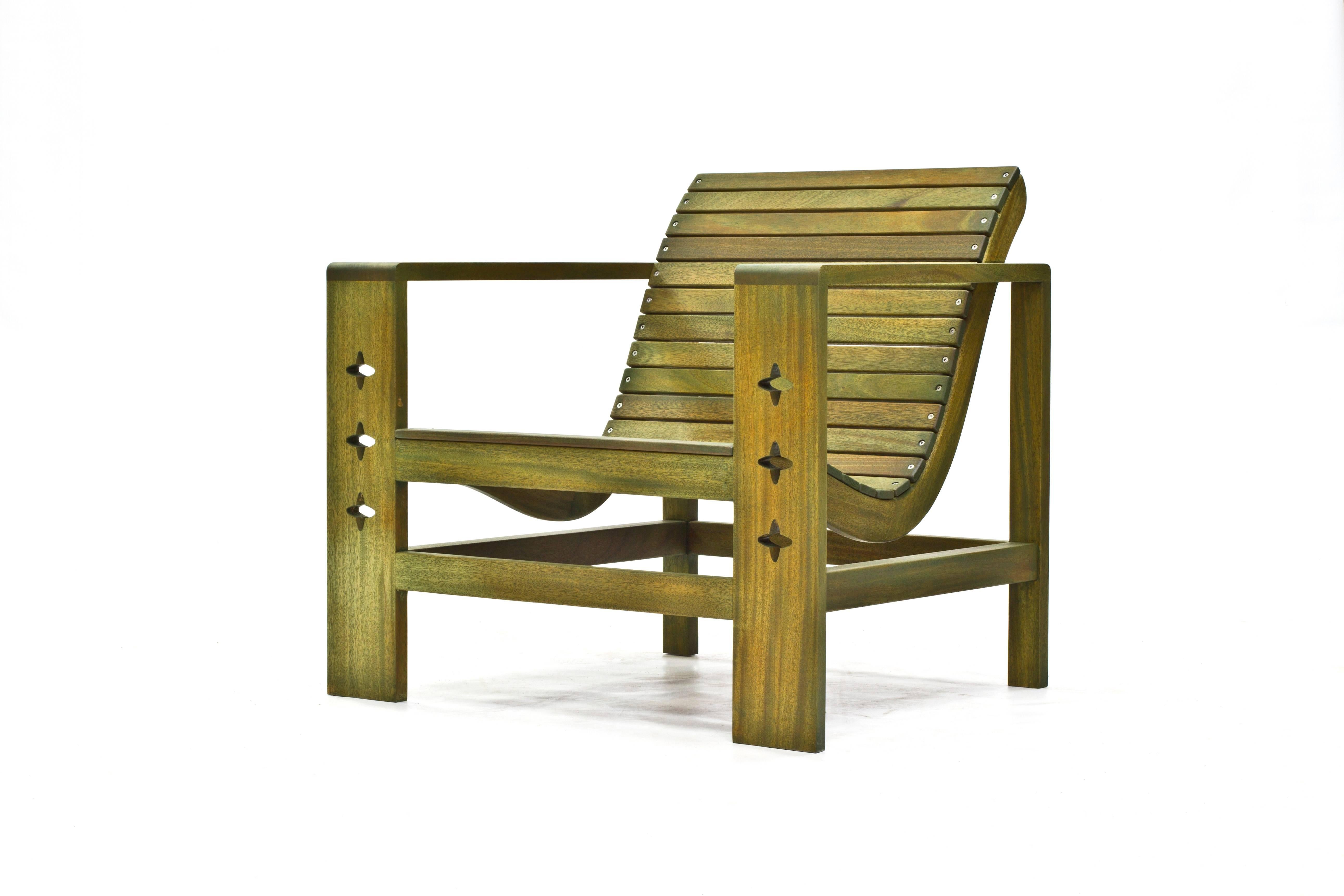 Der Uti-Stuhl wurde von den Linien eines klassischen Designs aus der Mitte des Jahrhunderts inspiriert, das wir in einem stark verfallenen Zustand entdeckt haben. Mit einigen Änderungen hat das Wooda-Team dieses Design verjüngt und den Stuhl wieder