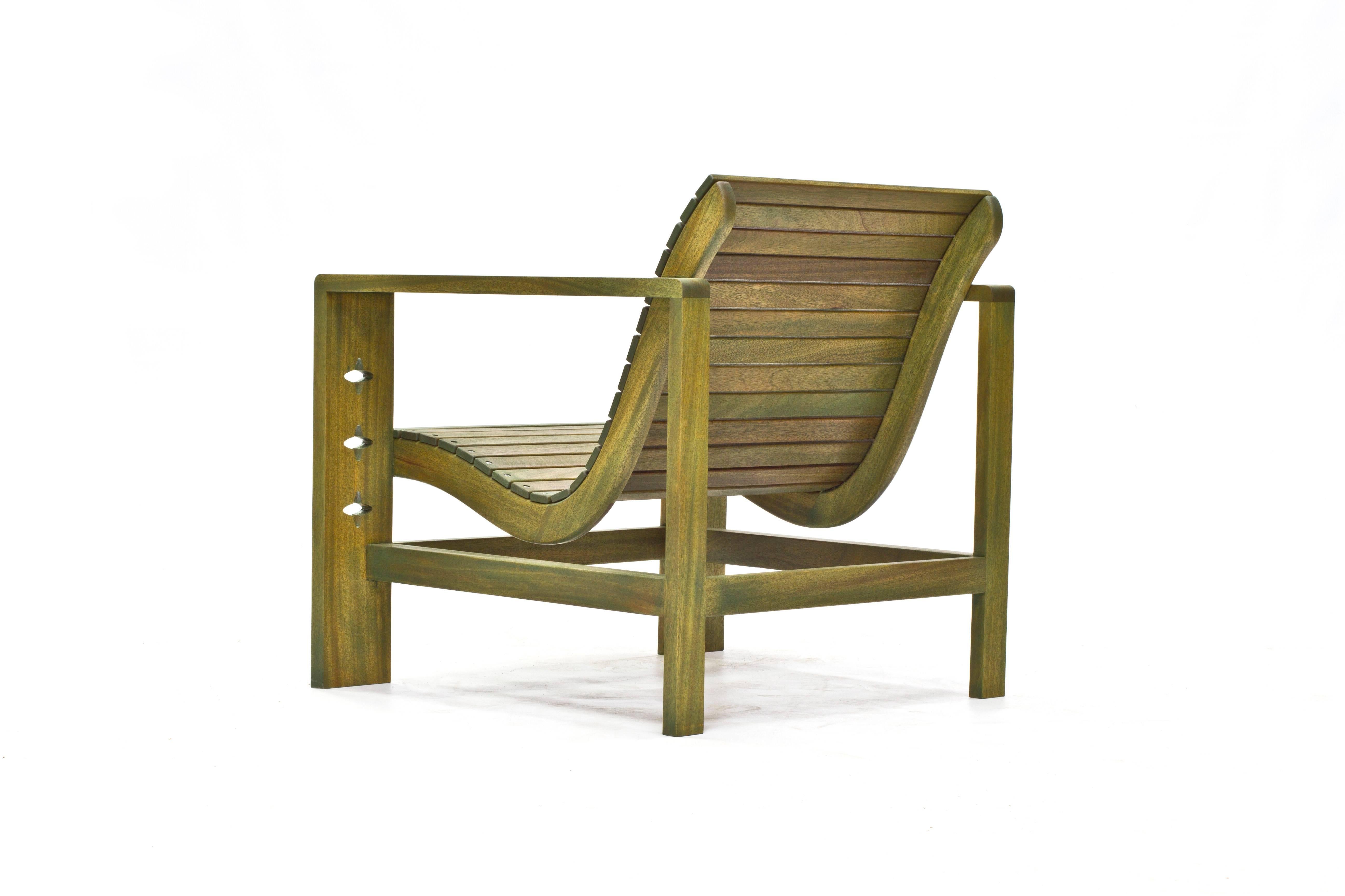 Uti 'Ooh-Tee' Loungesessel aus Mahagoni mit salbeifarbener Oberfläche, Wooda Original (amerikanisch) im Angebot
