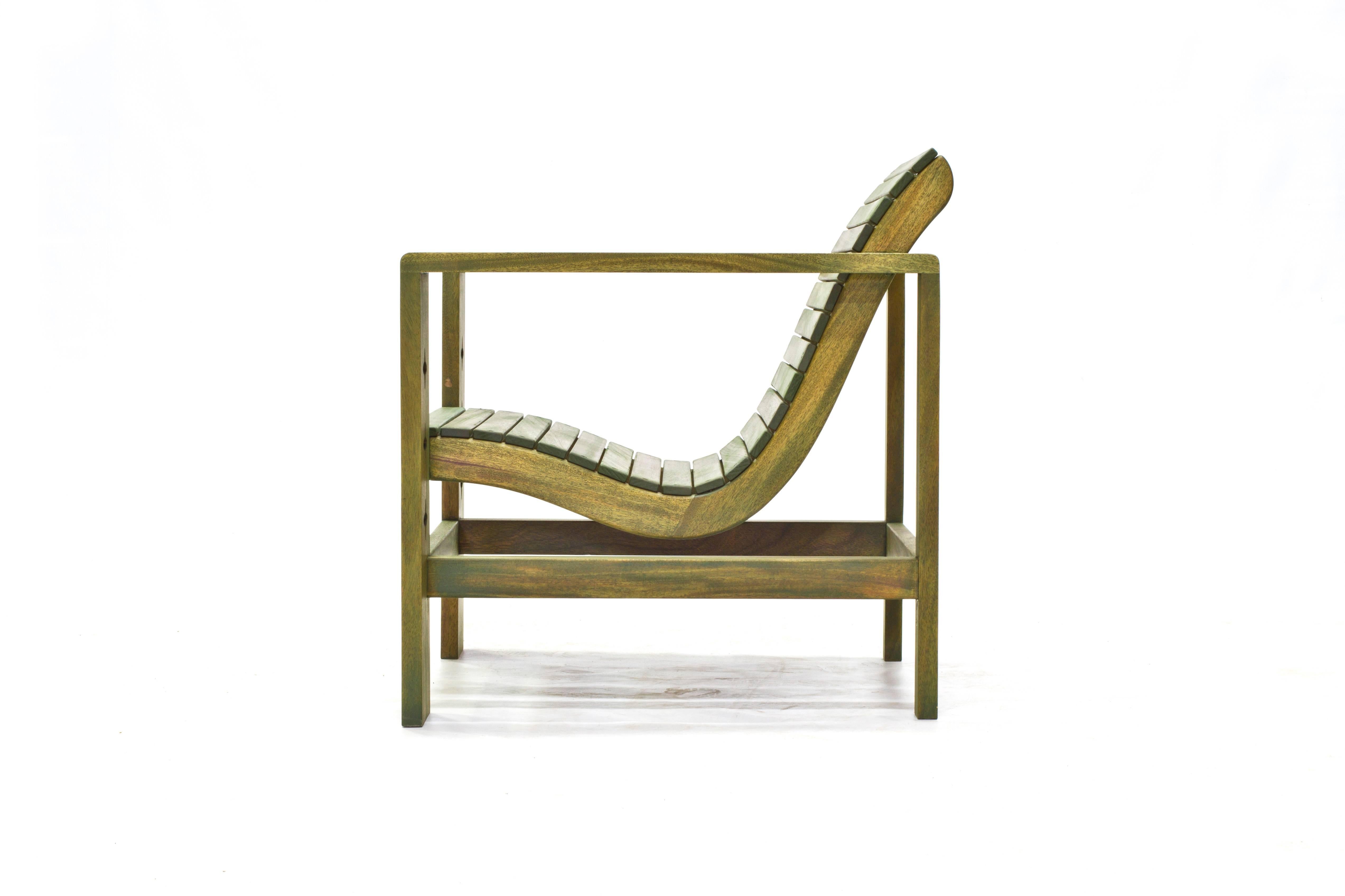 Uti 'Ooh-Tee' Loungesessel aus Mahagoni mit salbeifarbener Oberfläche, Wooda Original (Moderne der Mitte des Jahrhunderts) im Angebot
