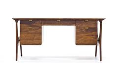 Bureau Sträcka en noyer huilé par Mack Geggie pour Wooda