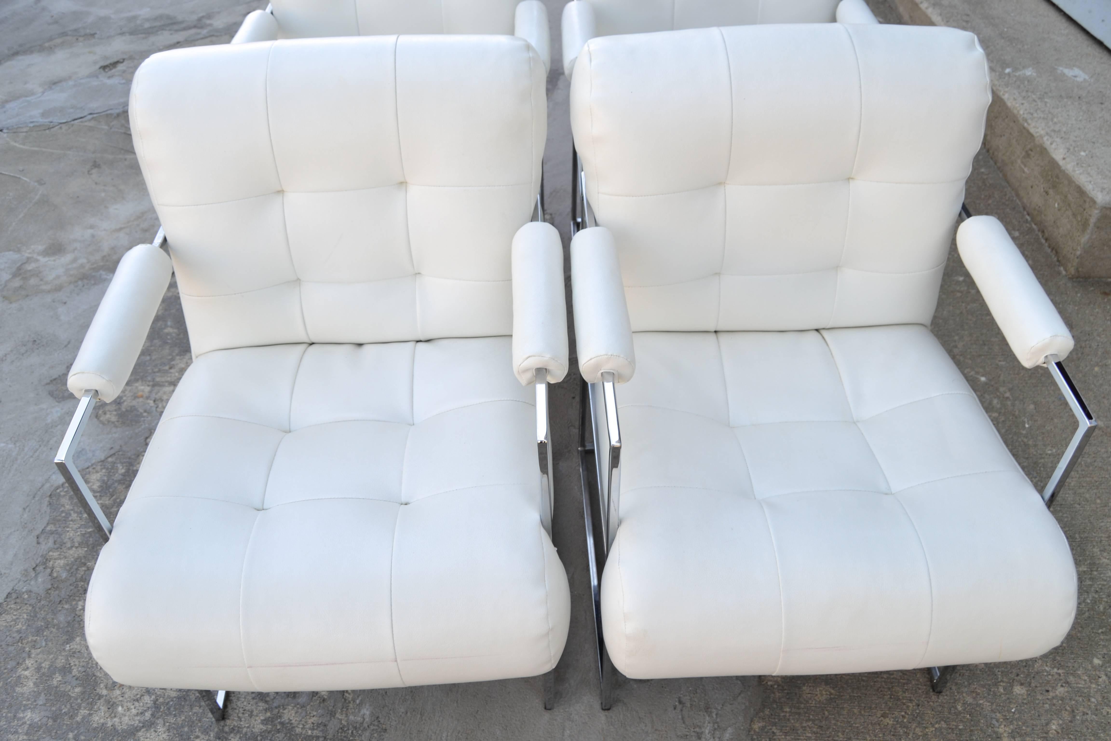 Set of Four Mid-Century Dining Armchairs in White Naugahyde by Milo Baughman In Good Condition For Sale In Millerton, NY