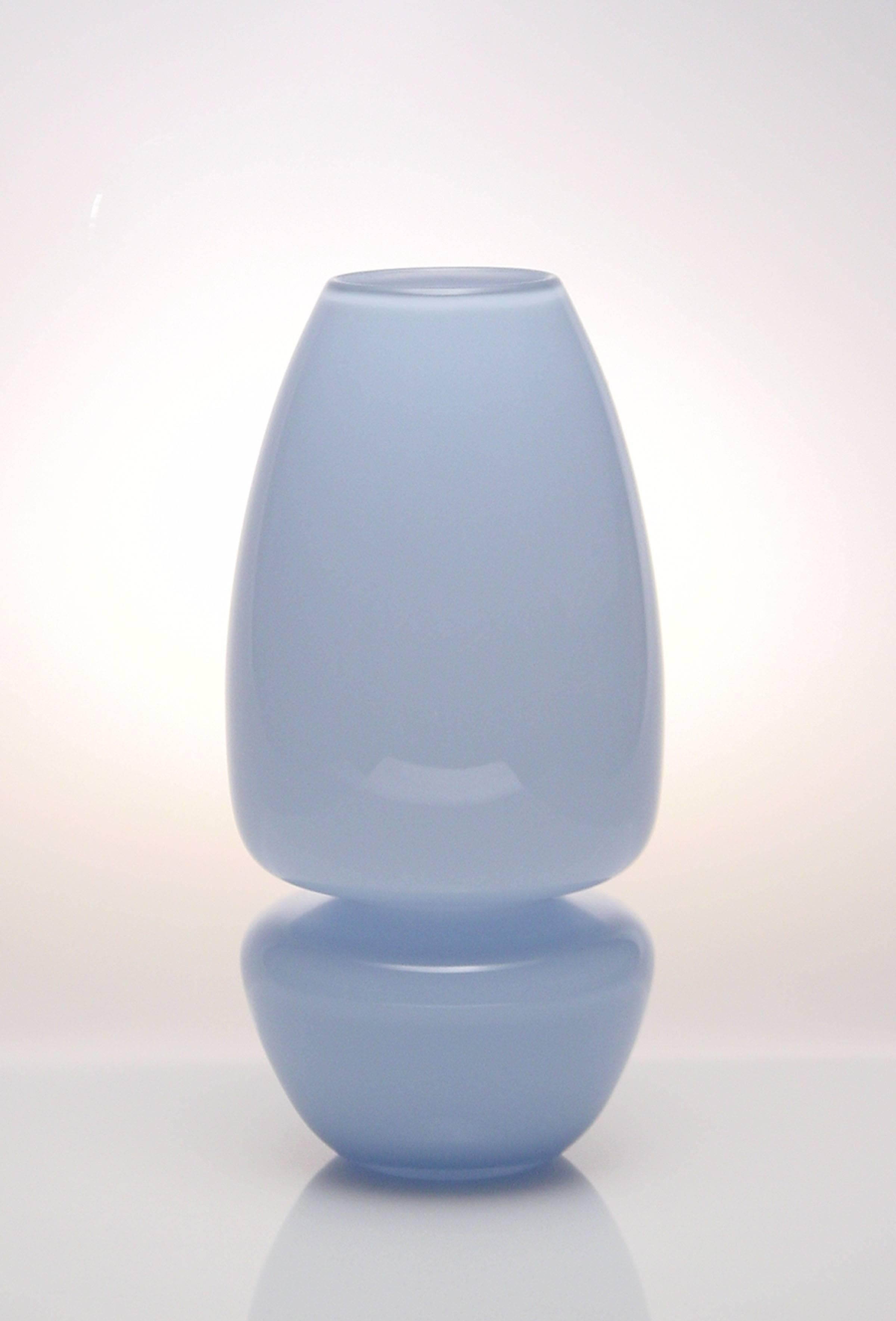 Set aus sechs handgefertigten Vasen im modernen Glasdesign der Blue Groove-Serie (Moderne) im Angebot