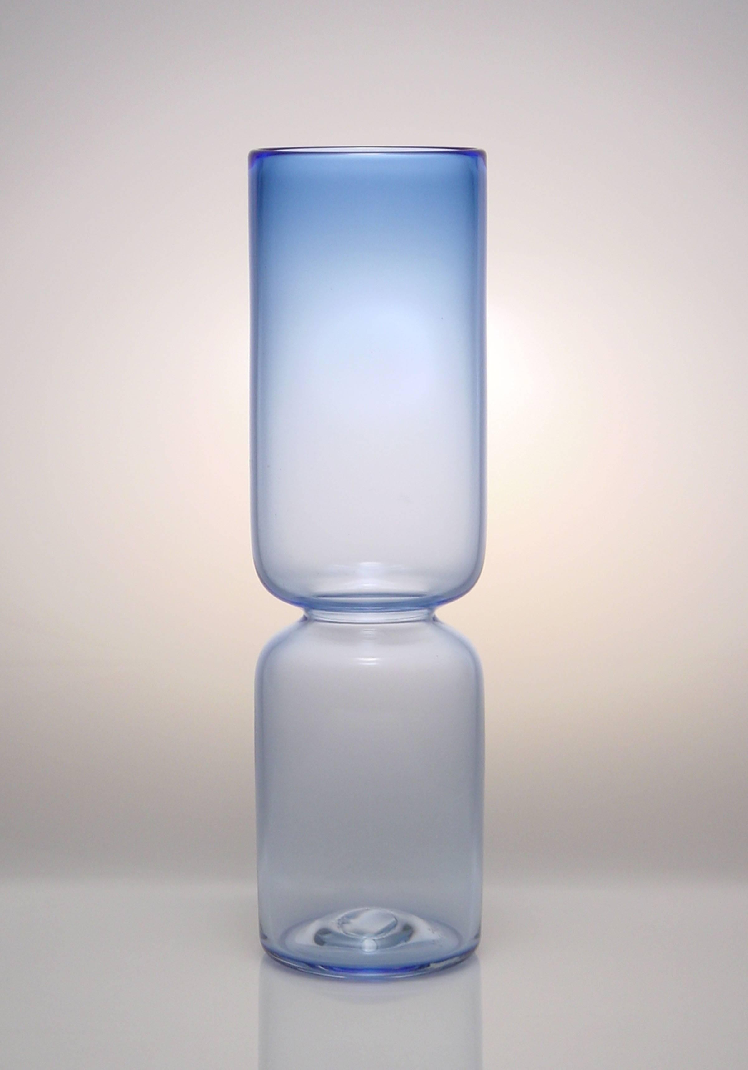 Américain Série Blue Groove, ensemble de six vases en verre modernes faits à la main en vente