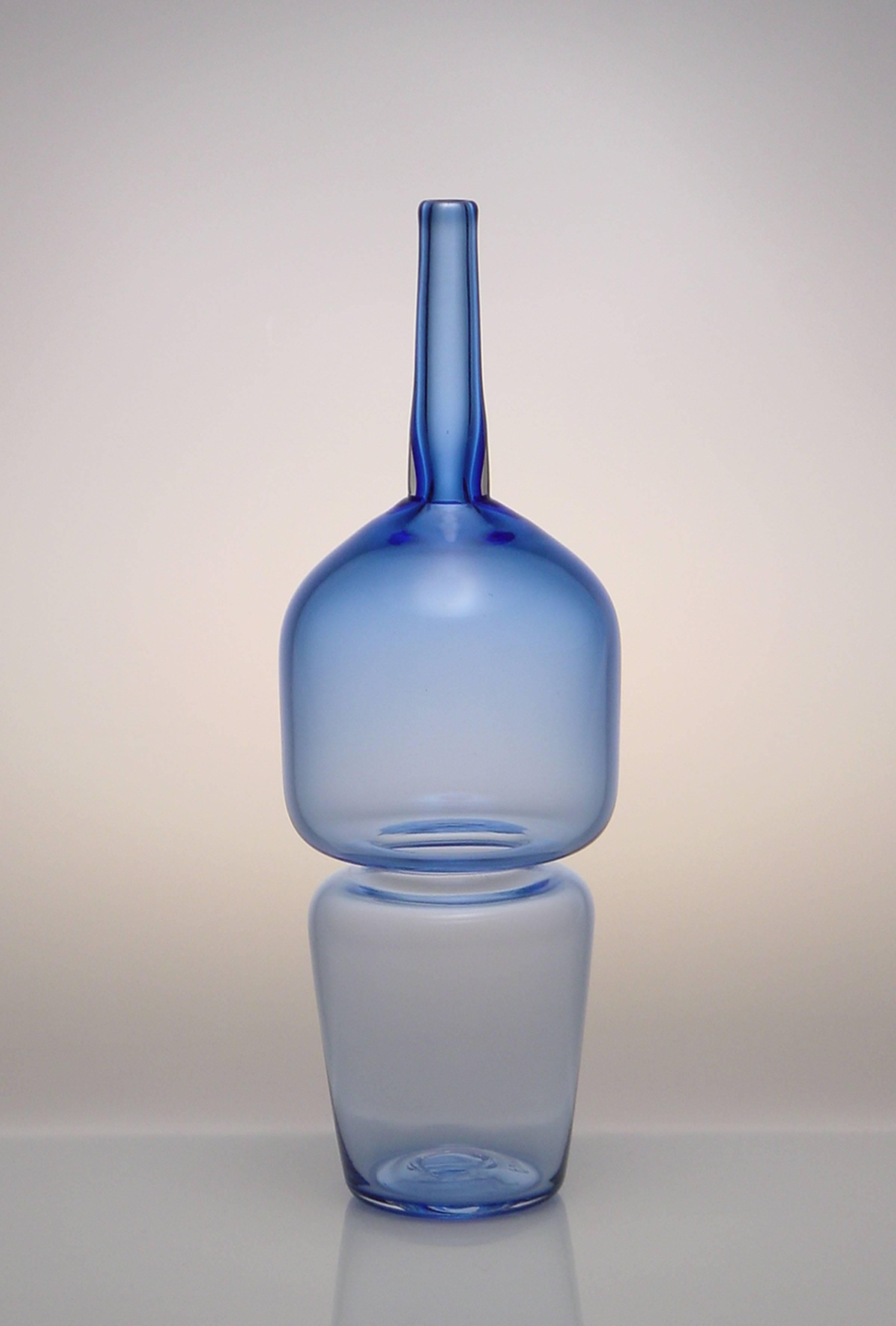 Set aus sechs handgefertigten Vasen im modernen Glasdesign der Blue Groove-Serie (Geblasenes Glas) im Angebot