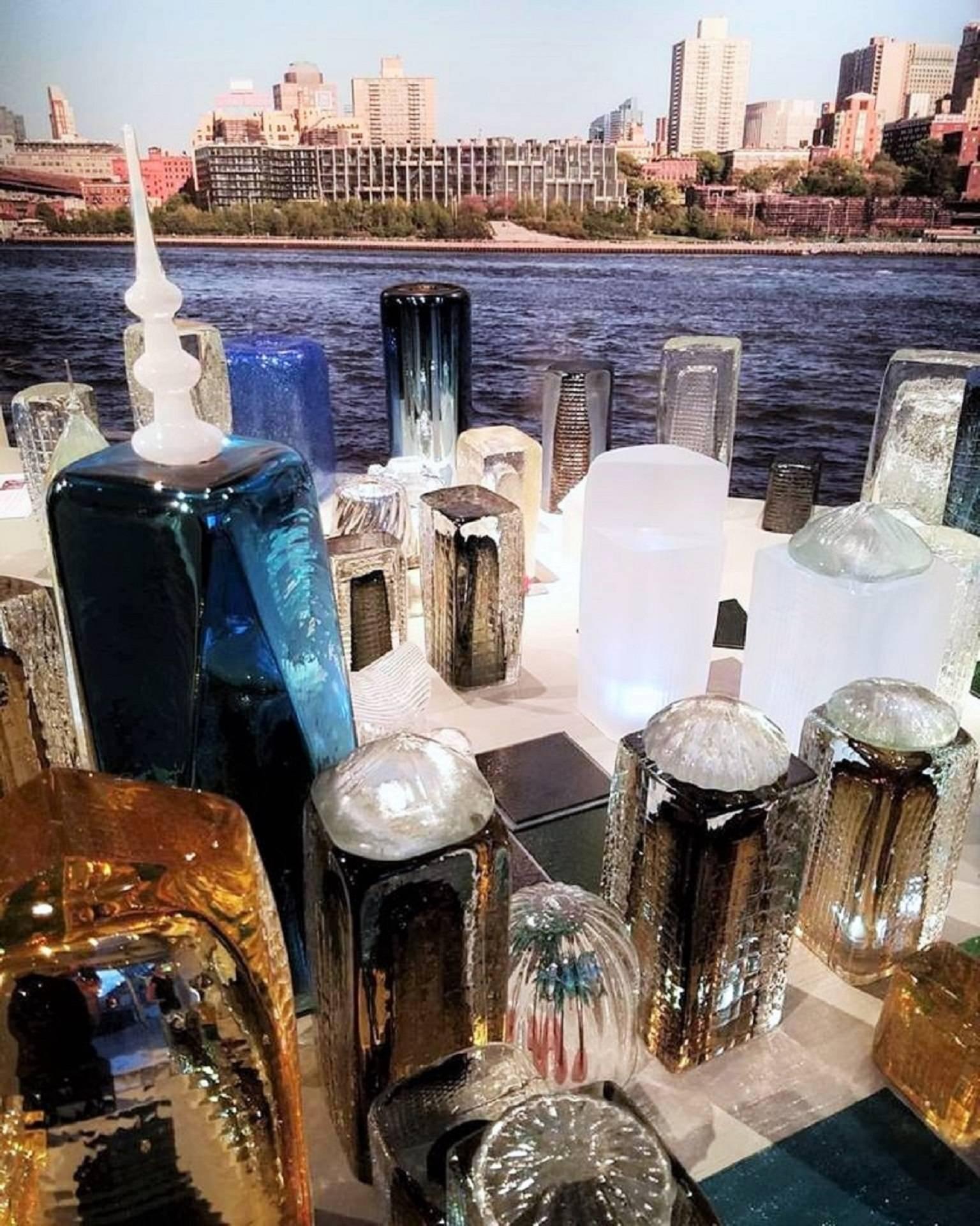 Skyline personalizzato fatto a mano di Lower Manhattan composto da oggetti in vetro soffiato e scolpito a caldo. Il raggruppamento è composto da 50 pezzi diversi che compongono lo skyline come mostrato, insieme a un ritratto del lungomare di