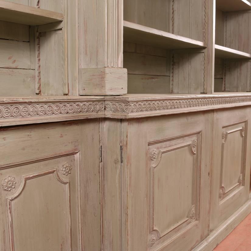 Fabulous 18th century breakfront painted pine country house bookcase. Wonderful detailing, 1790.

Dimensions:
153.5 inches (390 cms) wide
17 inches (43 cms) deep
90.5 inches (230 cms) high.
 
 