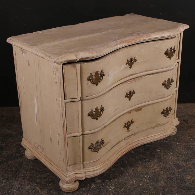 Pretty 18th century original painted Danish commode, 1780 

  
Dimensions:
41 inches (104 cms) wide
22 inches (56 cms) deep
32 inches (81 cms) high.
 