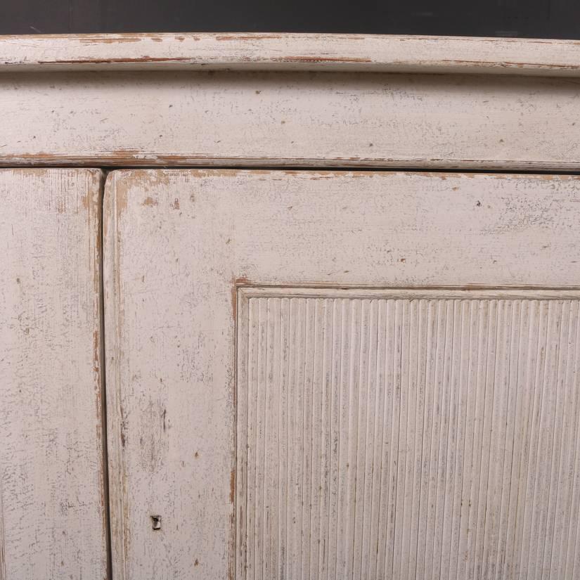 19th century French painted three-door enfilade with rounded corners, 1840

Dimensions:
72 inches (183 cms) wide
24 inches (61 cms) deep
34 inches (86 cms) high.

 