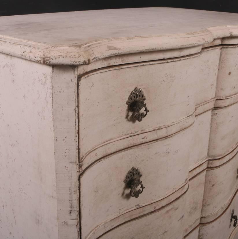 Pretty 19th century serpentine front original painted Danish commode. Nice small size, 1870

 

Dimensions
38 inches (97 cms) wide
21 inches (53 cms) deep
36 inches (91 cms) high.