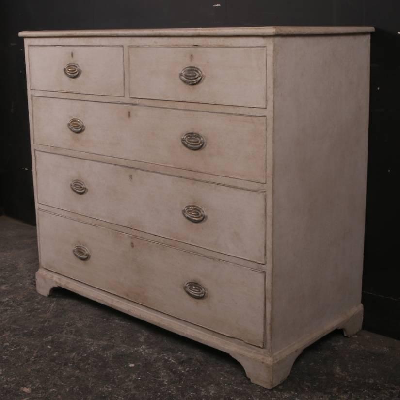 Early 19th century English painted chest of drawers, 1820.

Dimensions
45 inches (114 cms) wide
20.5 inches (52 cms) deep
39.5 inches (100 cms) high.

   