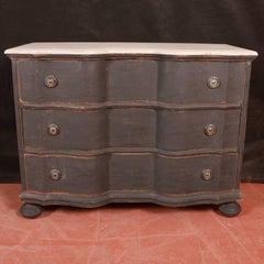 Paire de commodes/commodes de chevet continentales