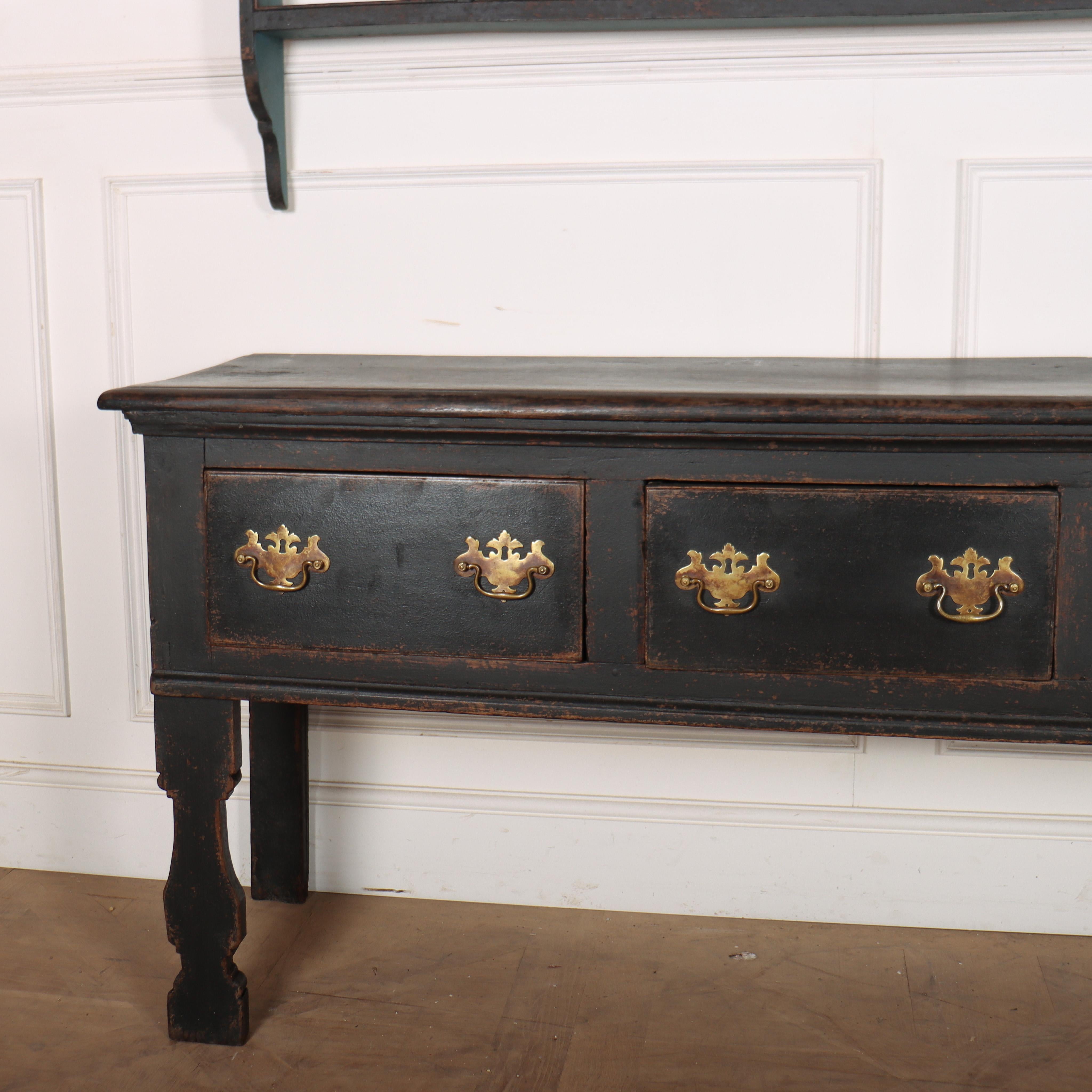 Comò a gambe Silhouette dipinto dell'inizio del XVIII secolo con appendiabiti. Se richiesto, può essere venduto separatamente. 1720.

Dimensioni del rack
79,5 pollici (202 cm) di larghezza
6,5 pollici (17 cm) di profondità
48 pollici (122 cm) di