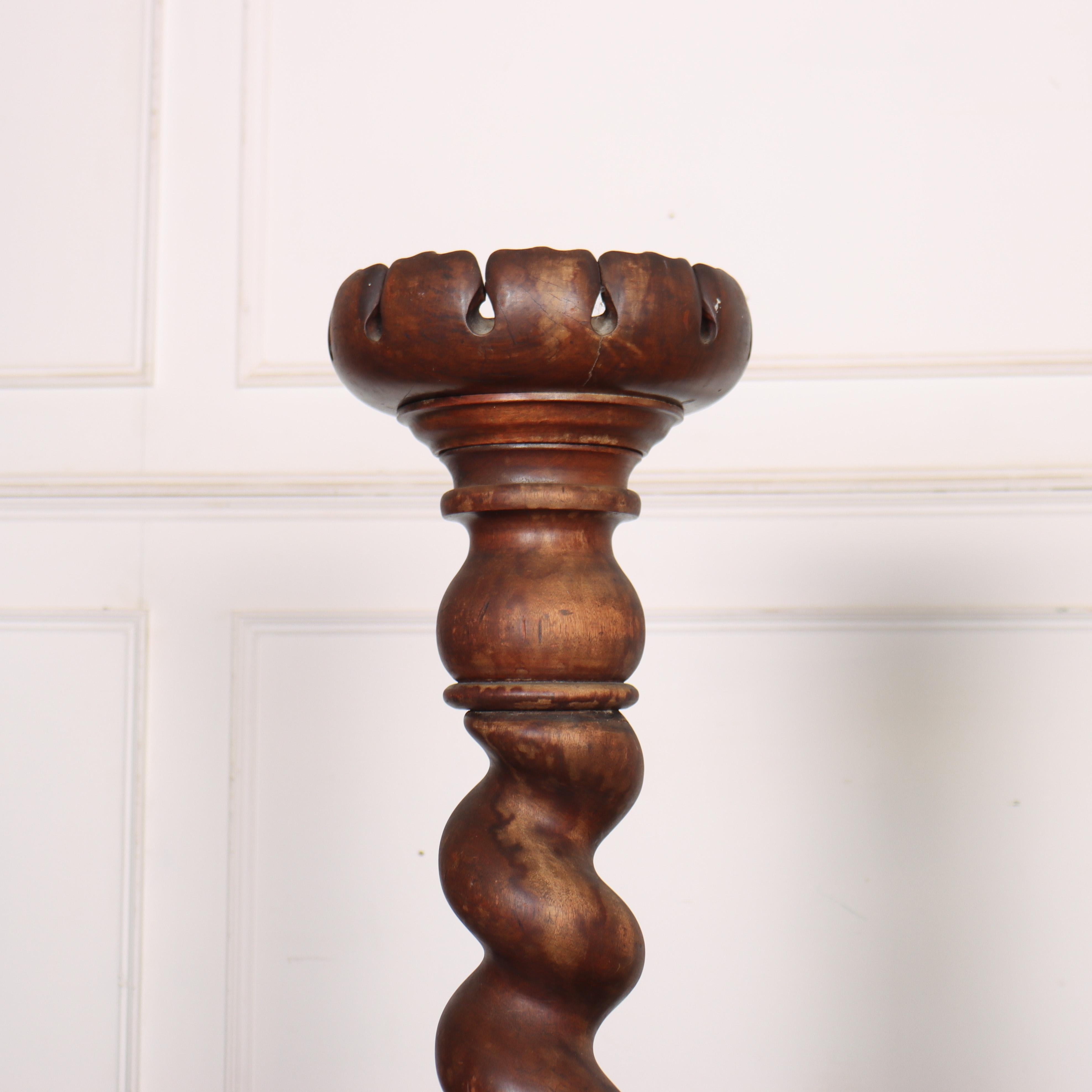 Pareja de candelabros alemanes del siglo XIX Nogal en venta