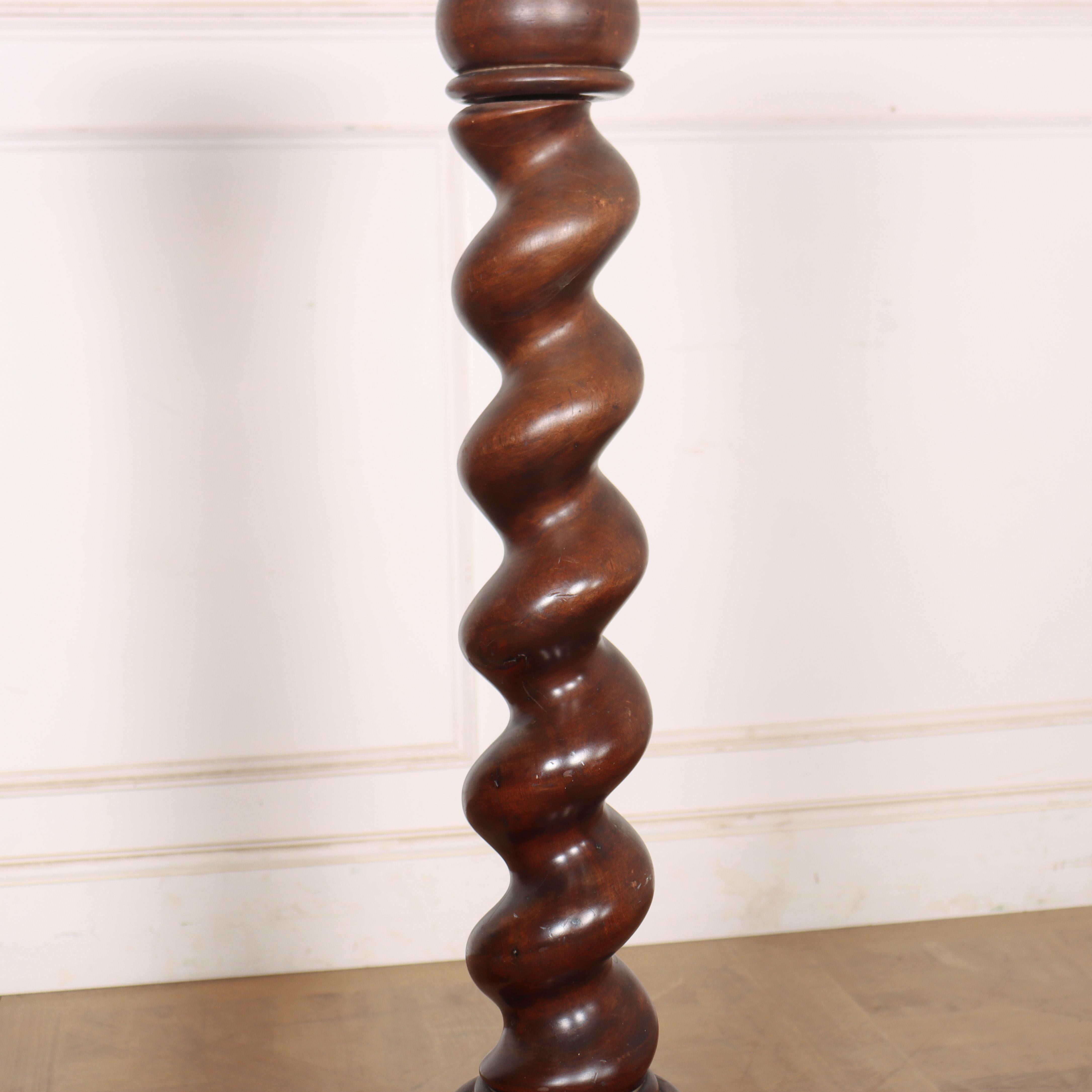 Pareja de candelabros alemanes del siglo XIX en venta 2