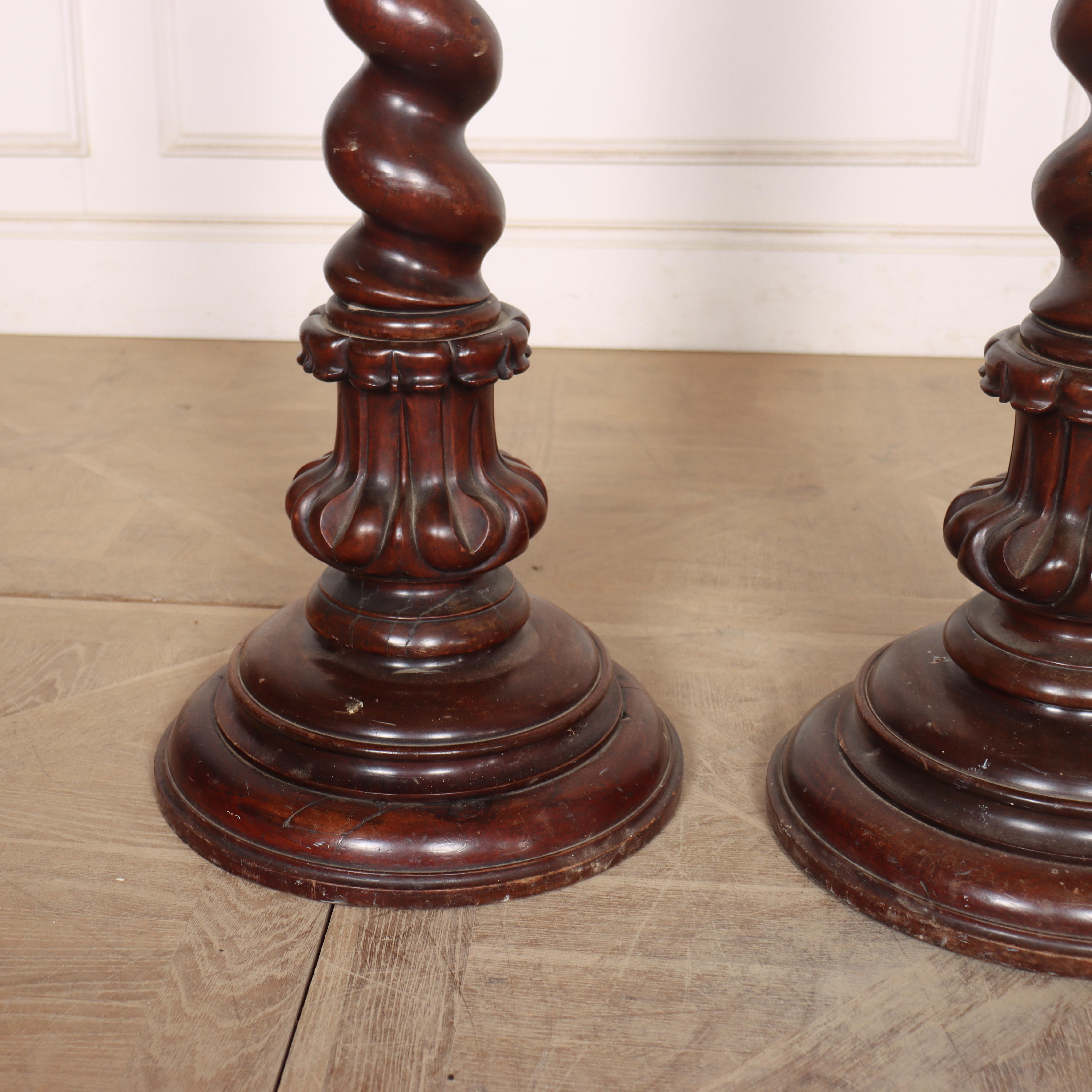 Buen par de grandes candelabros alemanes de nogal torcido del siglo XIX. 1860.

Puede contener una vela de 15 cm de diámetro. 


Código 8983

Dimensiones:
H: 118,1 cm (46,5