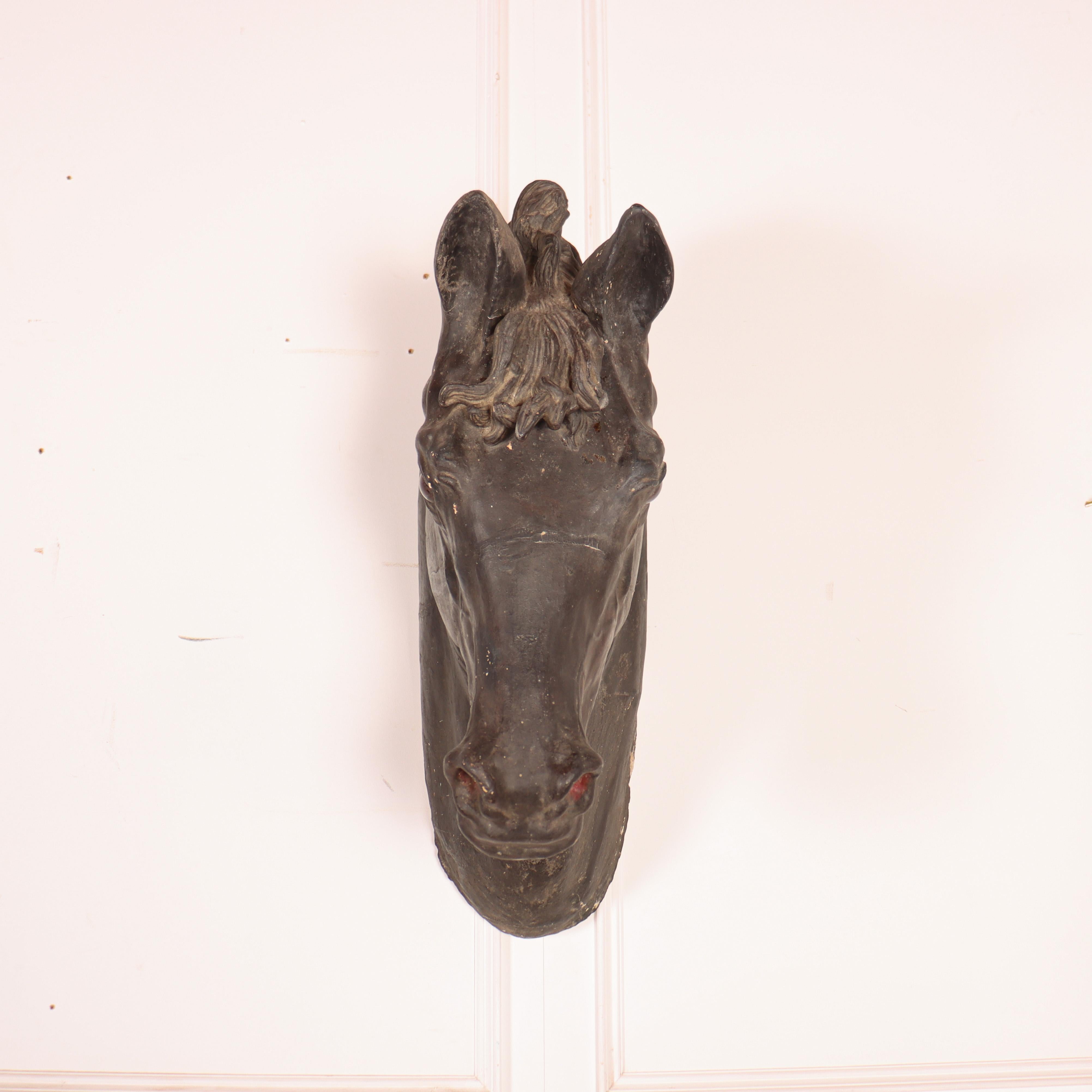 Splendida testa di cavallo in terracotta del XIX secolo a grandezza naturale con dettagli sorprendenti. 1880. 

Codice: 8986

Dimensioni:
W: 8