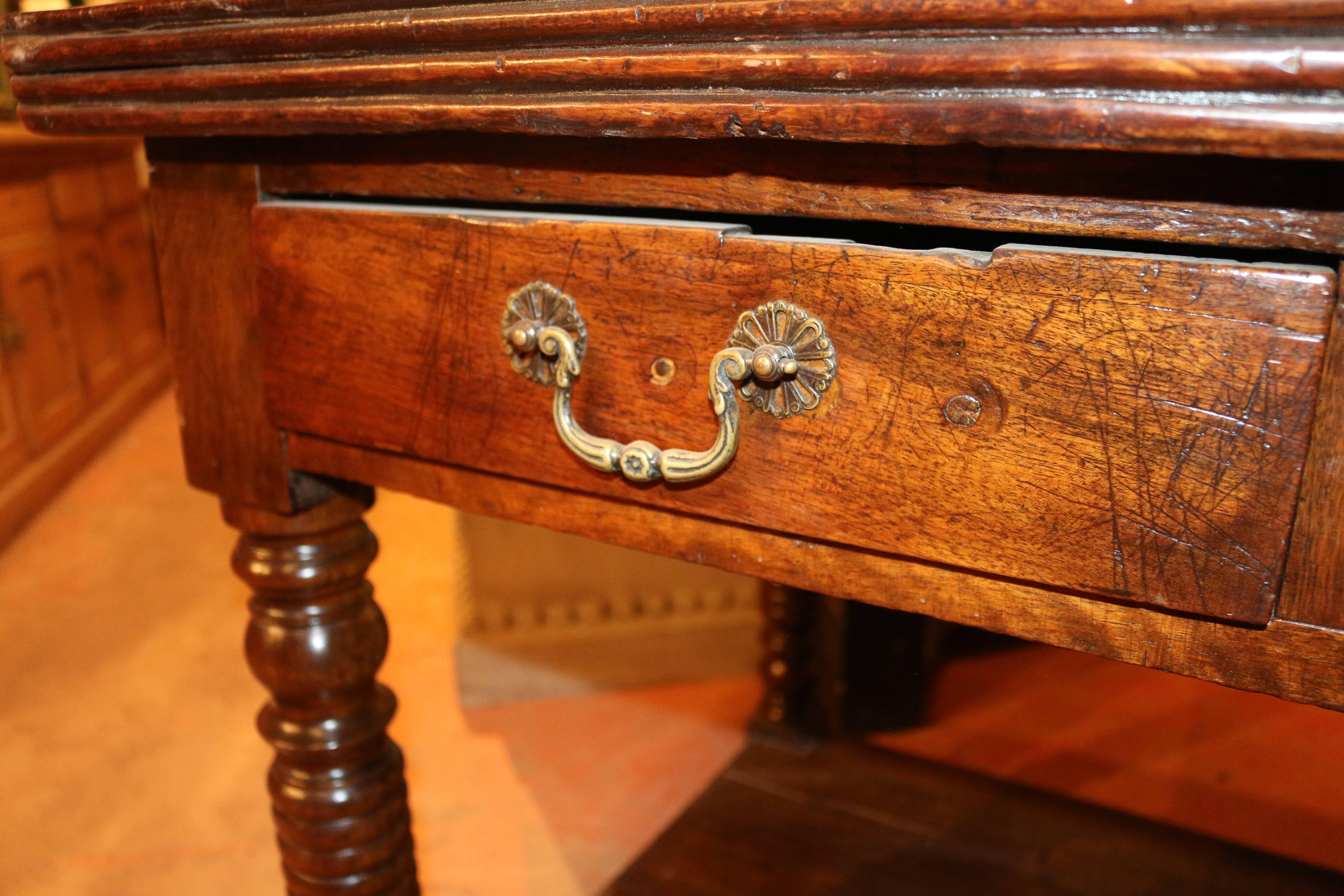 Wonderful early 19th century French walnut serving table. Great color, 1820

Dimensions
93.5 inches (237 cms) wide
30 inches (76 cms) deep
34.5 inches (88 cms) high.

   