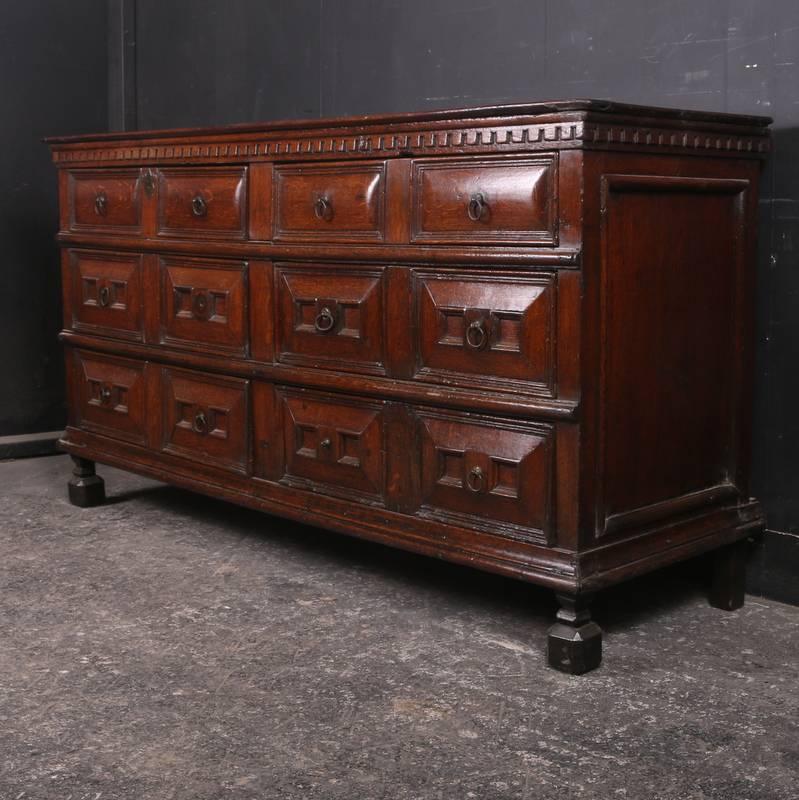 Wonderful 18th century oak chest of six drawers. Lovely colour. Very rare piece, 1740

Dimensions:
67.5 inches (171 cms) wide
21.5 inches (55 cms) deep
36.5 inches (93 cms) high.
 
 