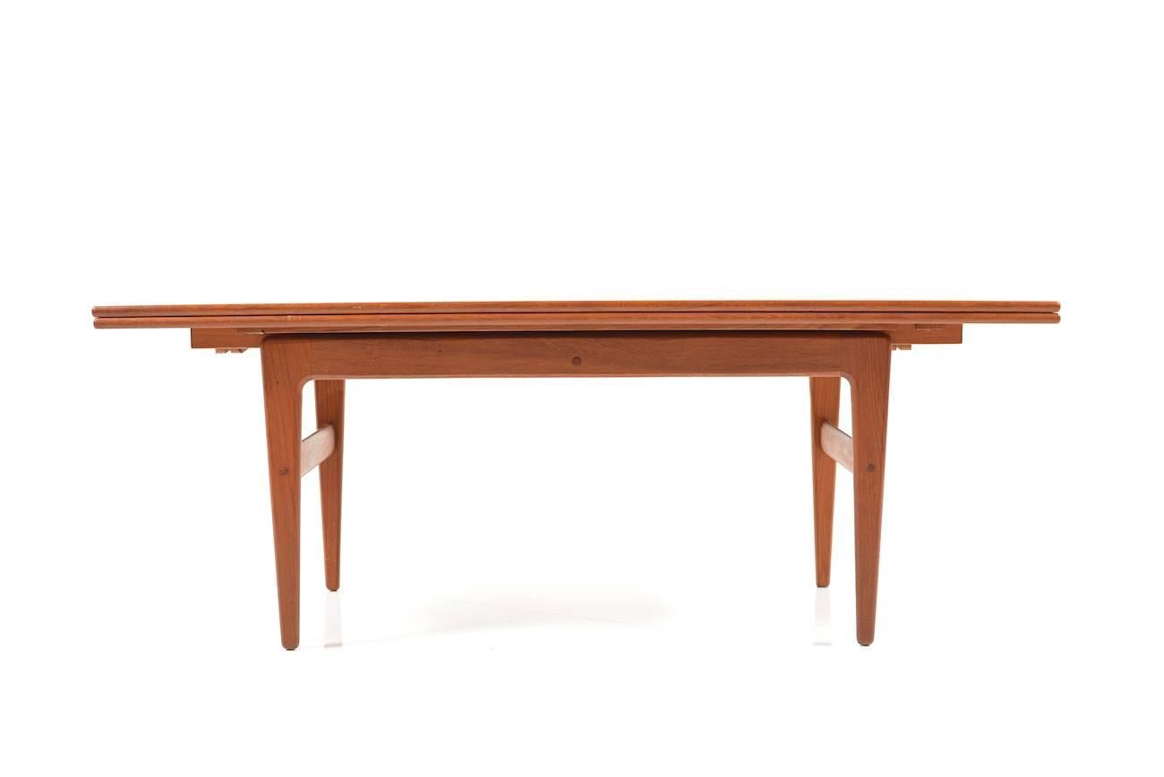 Mid-Century sofa and dining table in teak. Table is extendable and height-adjustable. Designed by Kai Kristiansen. Very good quality.
Size: 60.0 / 105.0 x 120.0 x 51.5 / 69.5 CM (D x W x H).