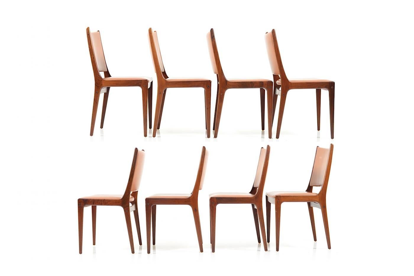Mid-Century Danish rosewood dining chairs by Johannes Andersen for Uldum Møbelfabrik. Model UM85. Seats upholstery in original brown or cognac colored leather. Late 1960s.
Measurements; chairs: 43.0 x 45.0 x 85.0 cm (D x W x H), seat height: 45.0