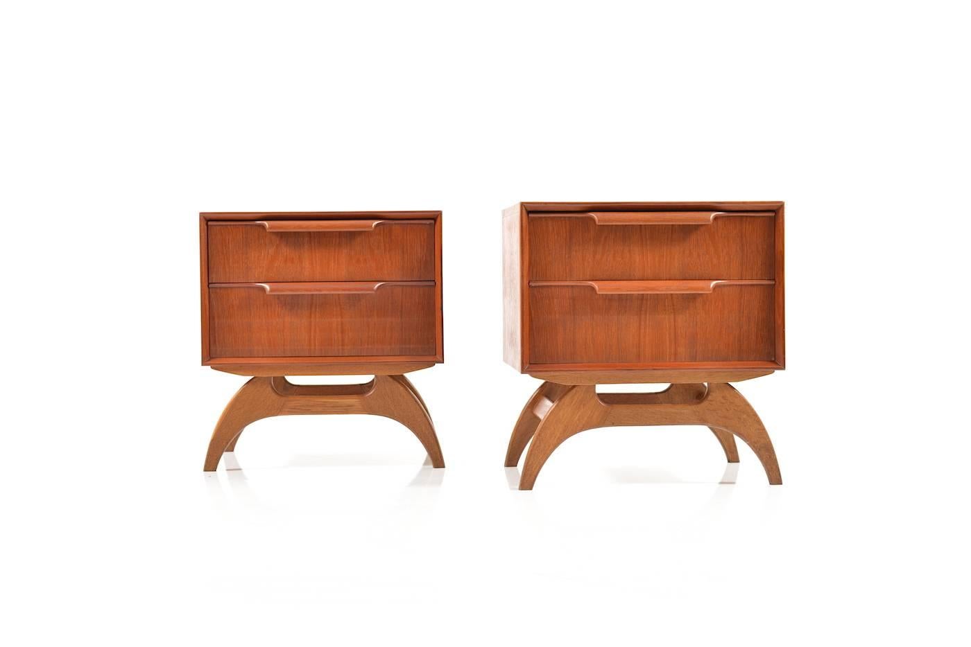 Rare small pair of Danish chest of drawers in teak and ok. Organic legs in solid oakwood. Two drawers each chest. Denmark, early 1950s. In very good original stand.