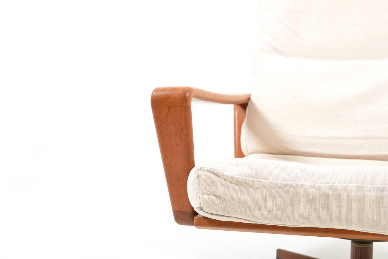 Scandinavian Modern Arne Wahl Iversen Swivel Lounge Chair by Komfort, Denmark, 1960s For Sale