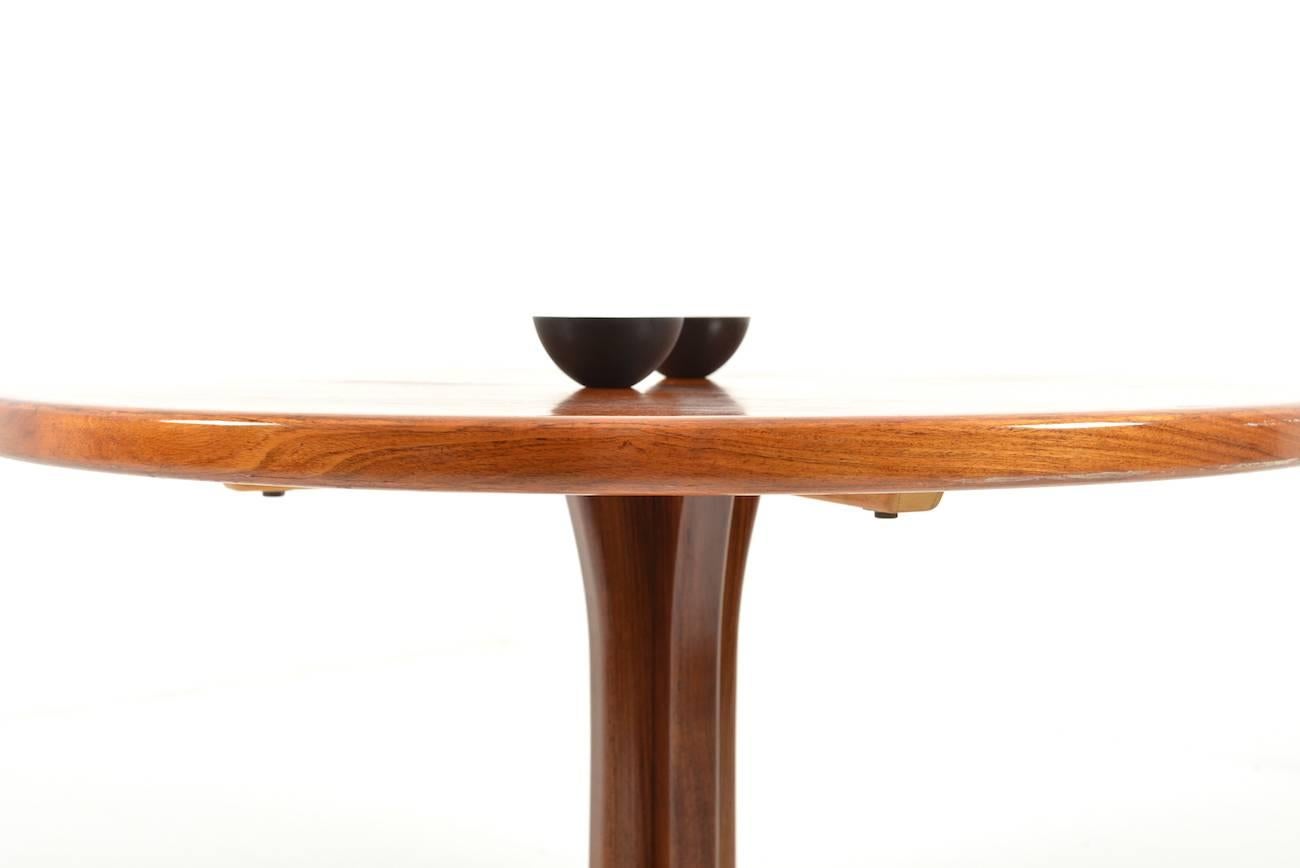 Round and extendable dining table in rosewood. Made by Faarup Møbelfabrik in 1960s. High Danish quality. Table can be extendable with one rosewood plates.