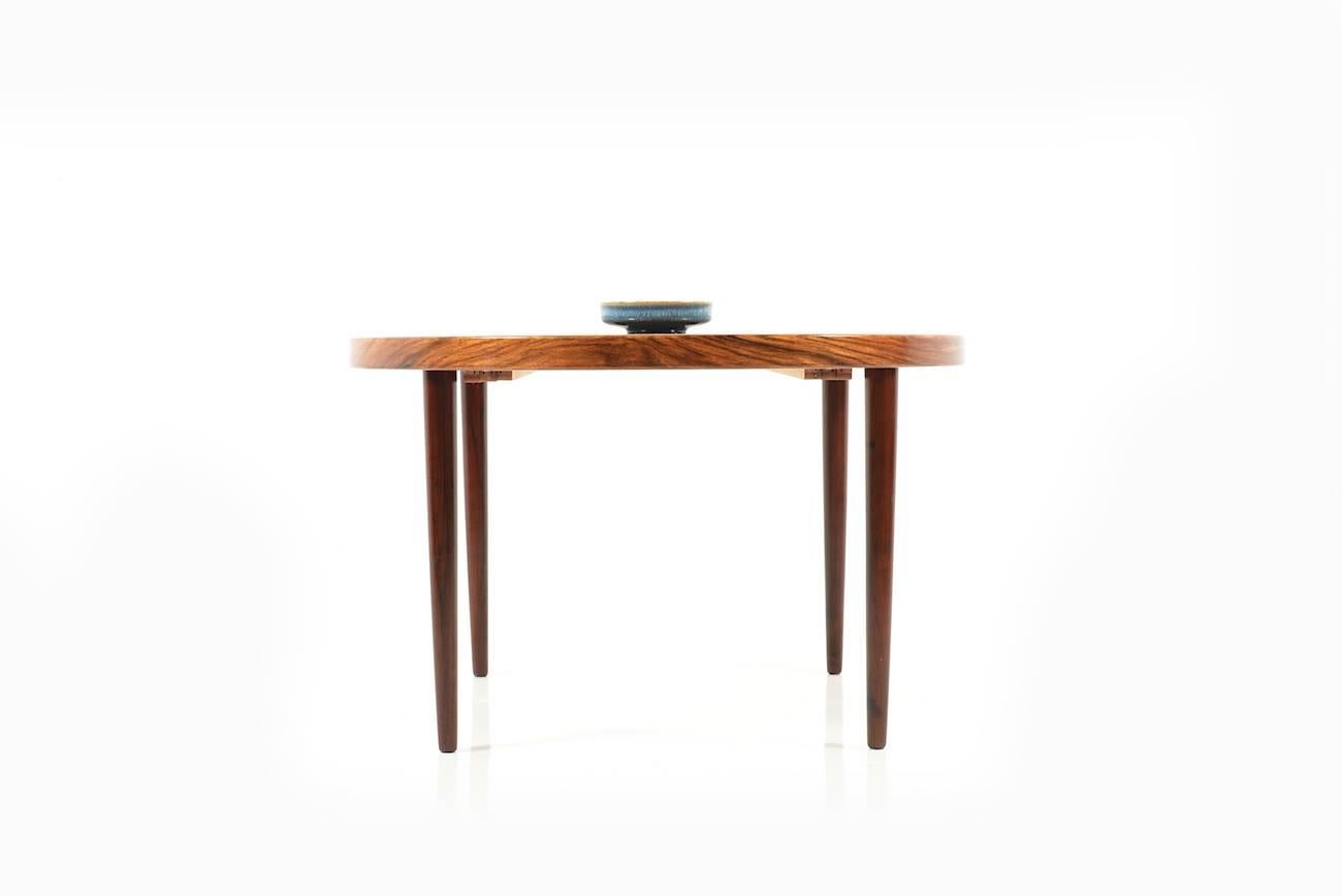 Early round or oval dining table in rosewood. Made by dansih furniture maker in early 1960s. High Danish quality. Table is expandable with one rosewood plate (optional one sec. plate in mahogany).

Size in cm: 115.0 x 115.0/170.0/225.0 x 71.0 cm