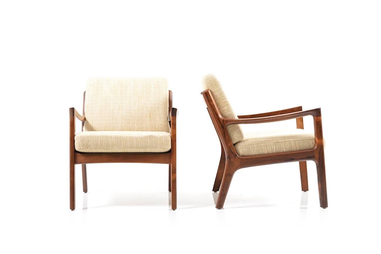 Rare Mid-Century pair of easy chairs in rosewood. Designed by Ole Wanscher. Senator series. Manufactured by France & Son, 1960s. Original cushions in sand/creme fabric. Good vintage condition. The matching three-seat sofa is also available. Very