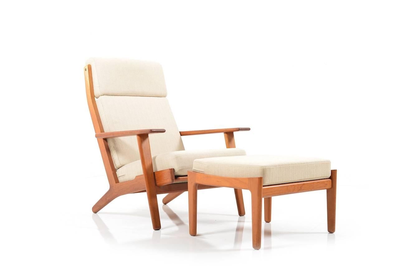 GE-290 / Lounge Chair and Footstool by Hans J.Wegner In Good Condition In Handewitt, DE