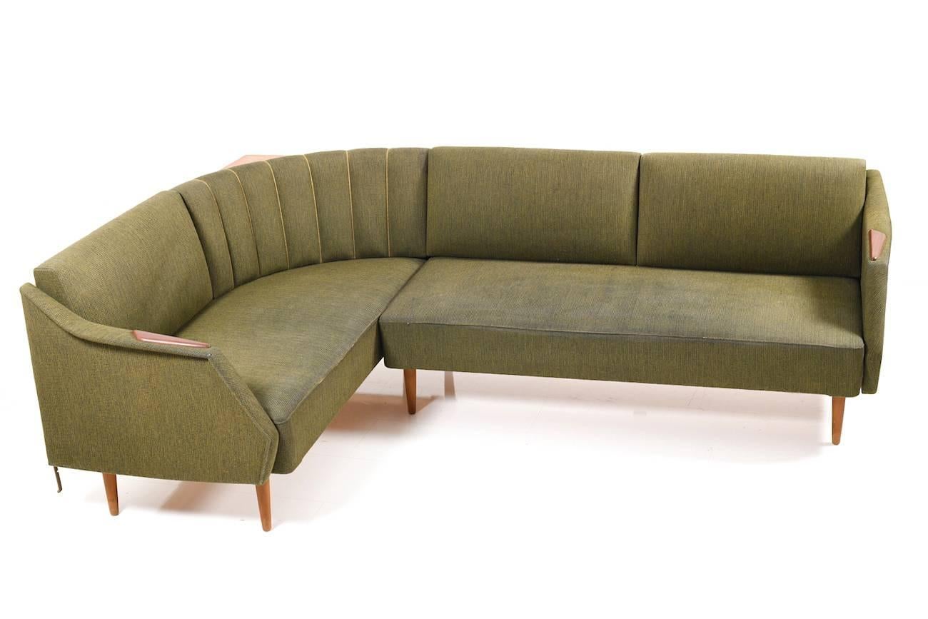 Midcentury Danish corner daybed. Early production. Upholstery in original green fabric. Armrests with solid teak parts, circa 1950-1952.

Condition: Good vintage condition. Upholstery should be cleaned or renewed.