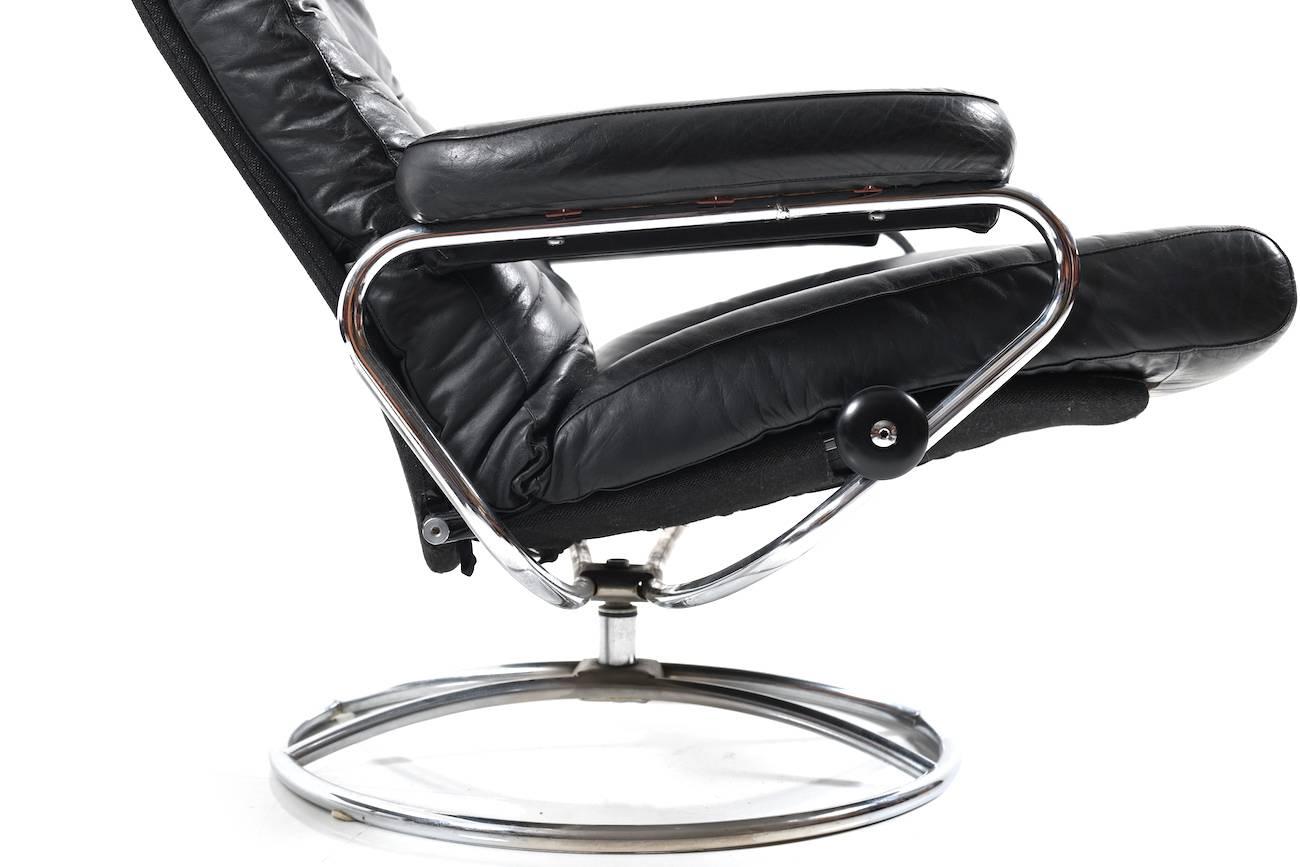 Stressless Lounge Chair and Ottoman by Ekornes In Good Condition In Handewitt, DE