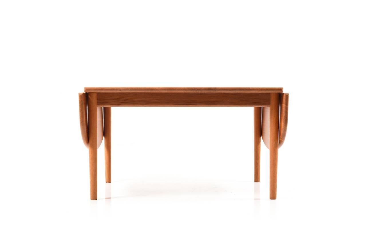 Teak wooden drop-leaf coffee table by Hans J.Wegner. Manufactured by GETAMA. Designed 1960s.