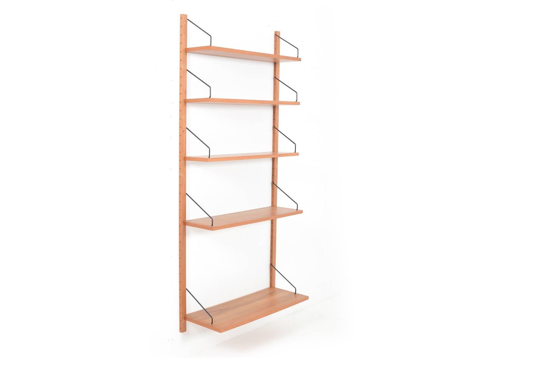 Cado wall or shelves in teak. Royal system. Designed by Poul Cadovius. Manufactured by Cado.
- Measures: Five shelves (3 x 80.0 x 20.5 cm / 1 x 80.0 x 24.0 cm / 1 x 80.0 x 30.0 cm)
- Two wall brackets.