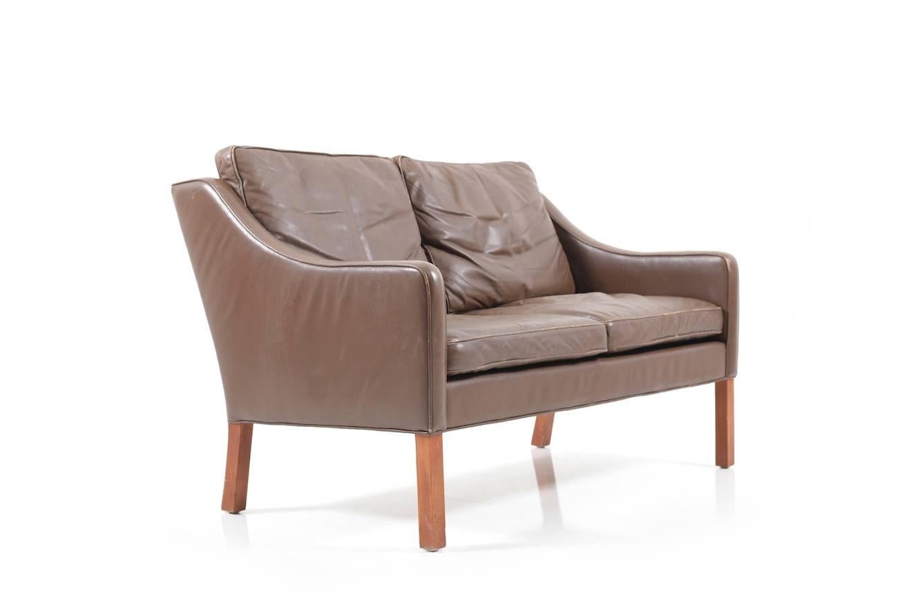 Model 2208 in brown leather by Børge Mogensen. Manufactured by Fredericia Furniture, 1970. Legs in solid teak. Original cushions.