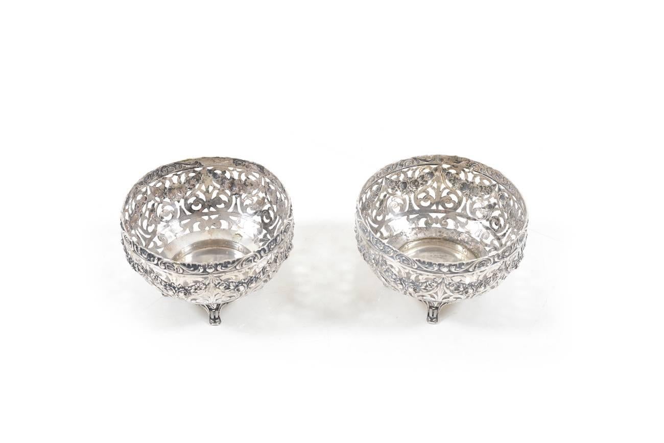 pair of decorative 19th Century German silver bowls. Hallmarked with halfmoon, crown and  800. Floral motifs. Germany a. 1870-1890. Original stand. Weight: total 442 gramm.