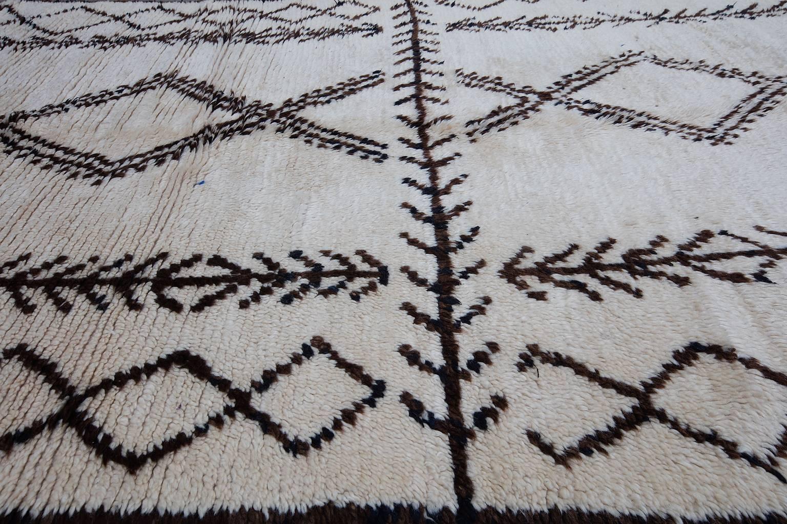 Vintage Moroccan Azilal Rug In Excellent Condition For Sale In Palm Springs, CA