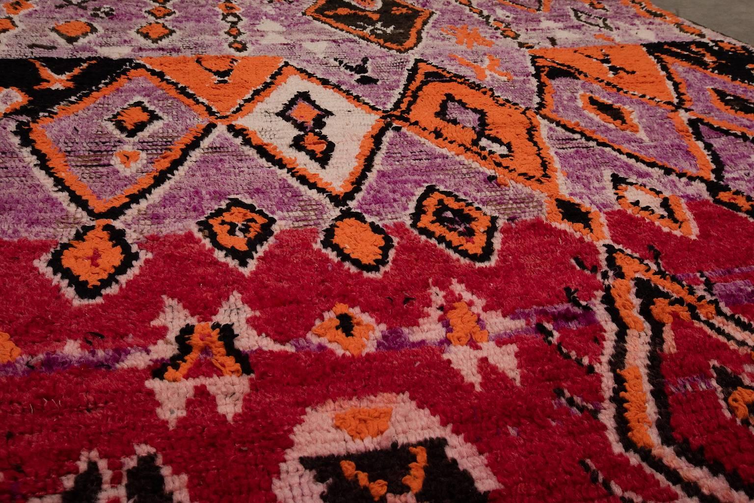 Vintage Moroccan Boujad Rug In Excellent Condition For Sale In Palm Springs, CA