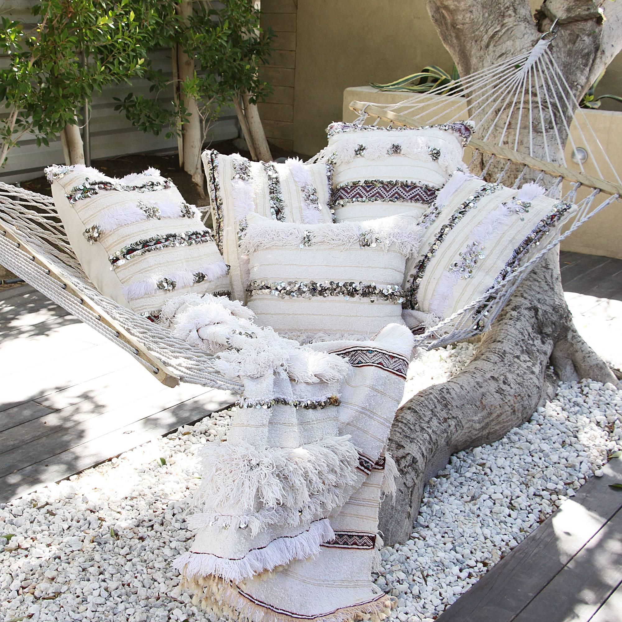 White Handira Pillow In Excellent Condition For Sale In Palm Springs, CA