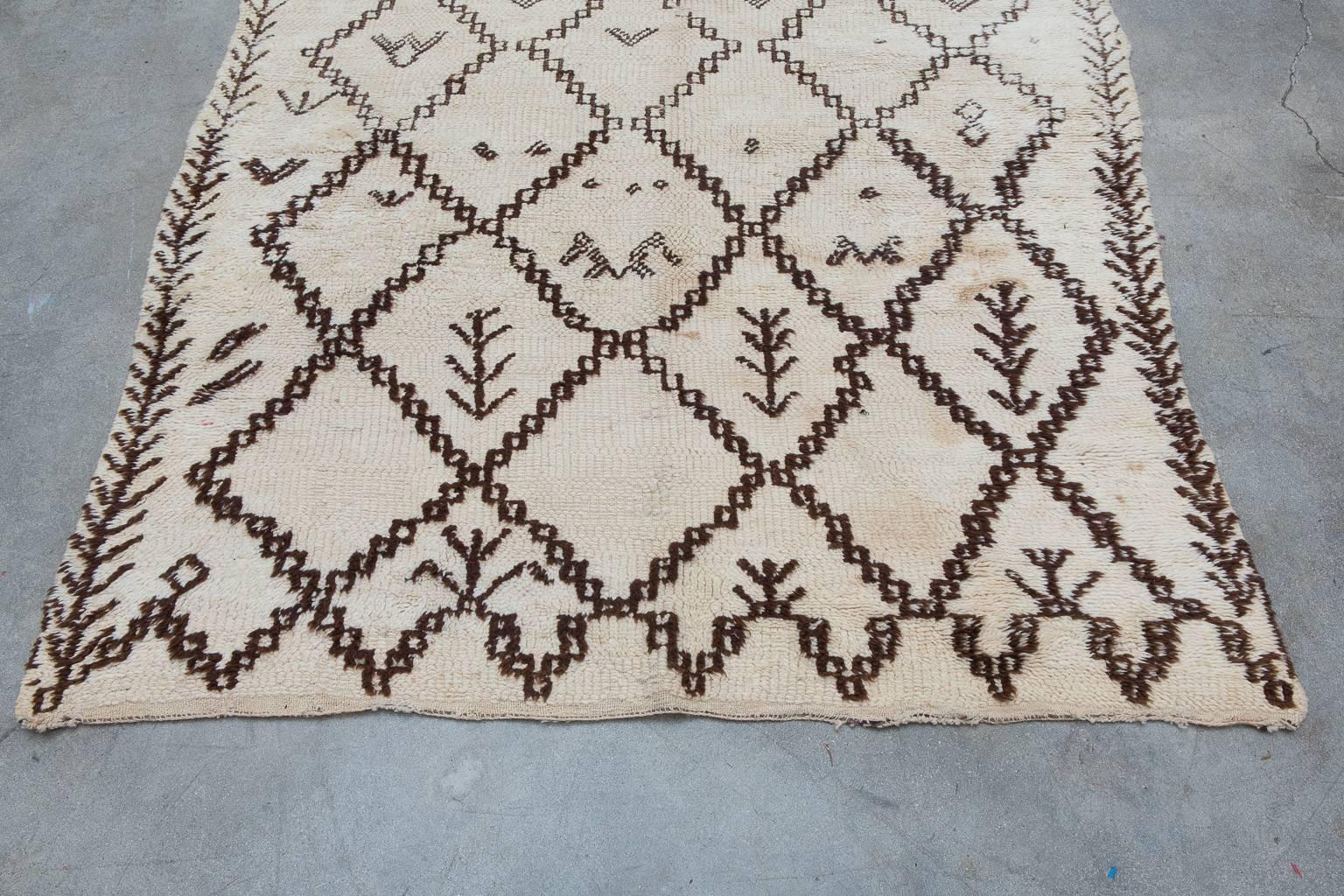 The Marmoucha tribe lives in the Fes-Boulemane region of the Middle Atlas. They are heavily influenced by their Beni Ourain neighbours, which can be seen in similar appearance and construction. This rug possesses excellent soft wool quality and a