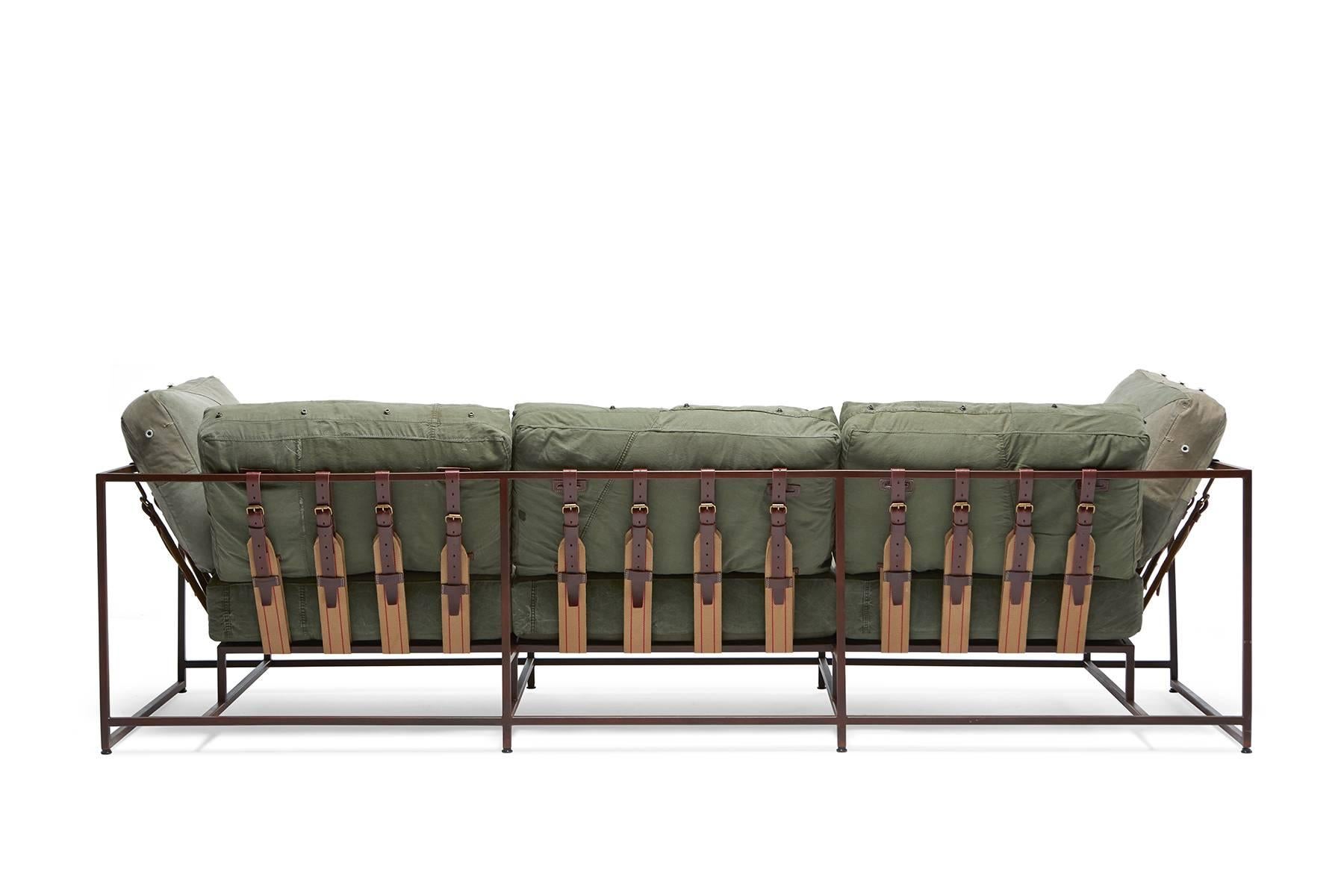 Conçu en 2011, ce canapé a été la première pièce de la collection Inheritance de Stephen Kenn. Partant d'une curiosité pour la façon dont les meubles étaient construits, la collection est le résultat d'une réimagination des sièges rembourrés