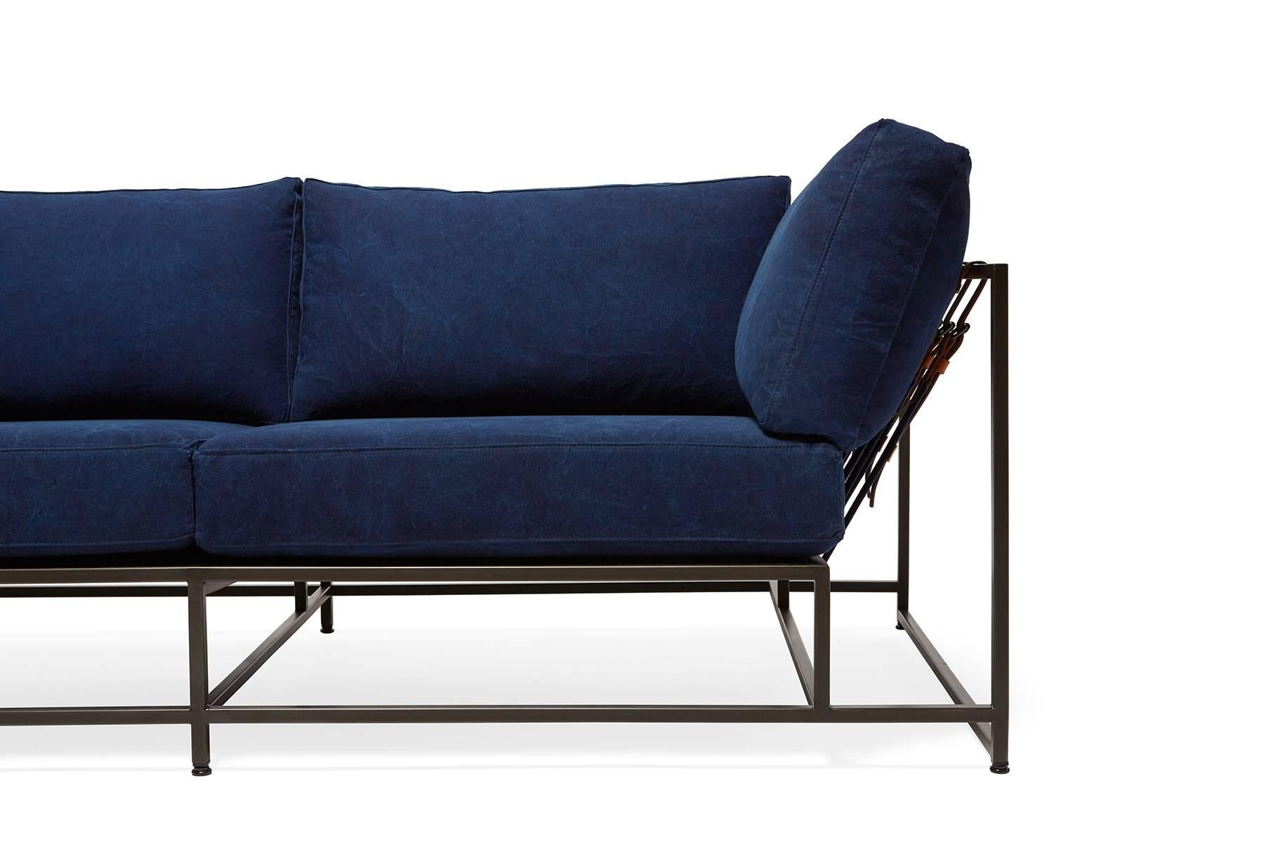 Américain Canapé deux places en toile indigo teintée à la main et acier noirci en vente
