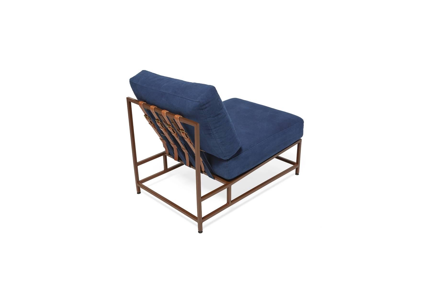 Handgefärbter Stuhl aus indigoblauem Segeltuch und marmoriertem rostfarbenem Leinen (Moderne) im Angebot