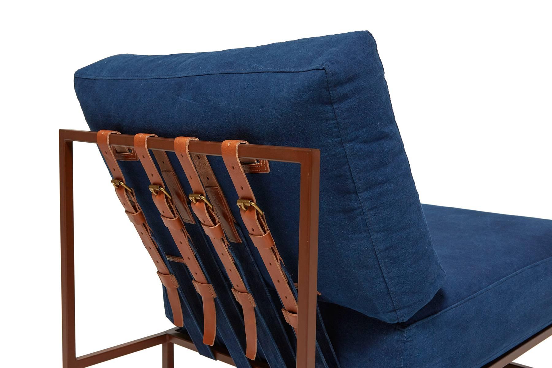 Handgefärbter Stuhl aus indigoblauem Segeltuch und marmoriertem rostfarbenem Leinen (21. Jahrhundert und zeitgenössisch) im Angebot