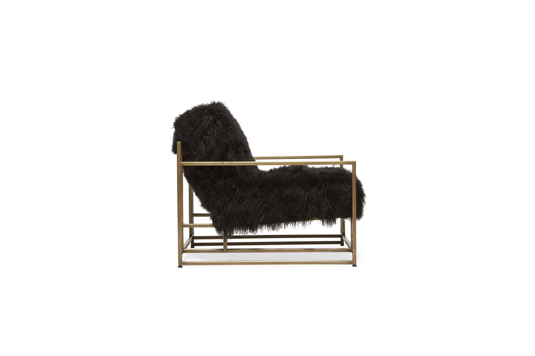 Mongolischer Sessel aus schwarzem Schafsleder und antikem Messing (Moderne) im Angebot