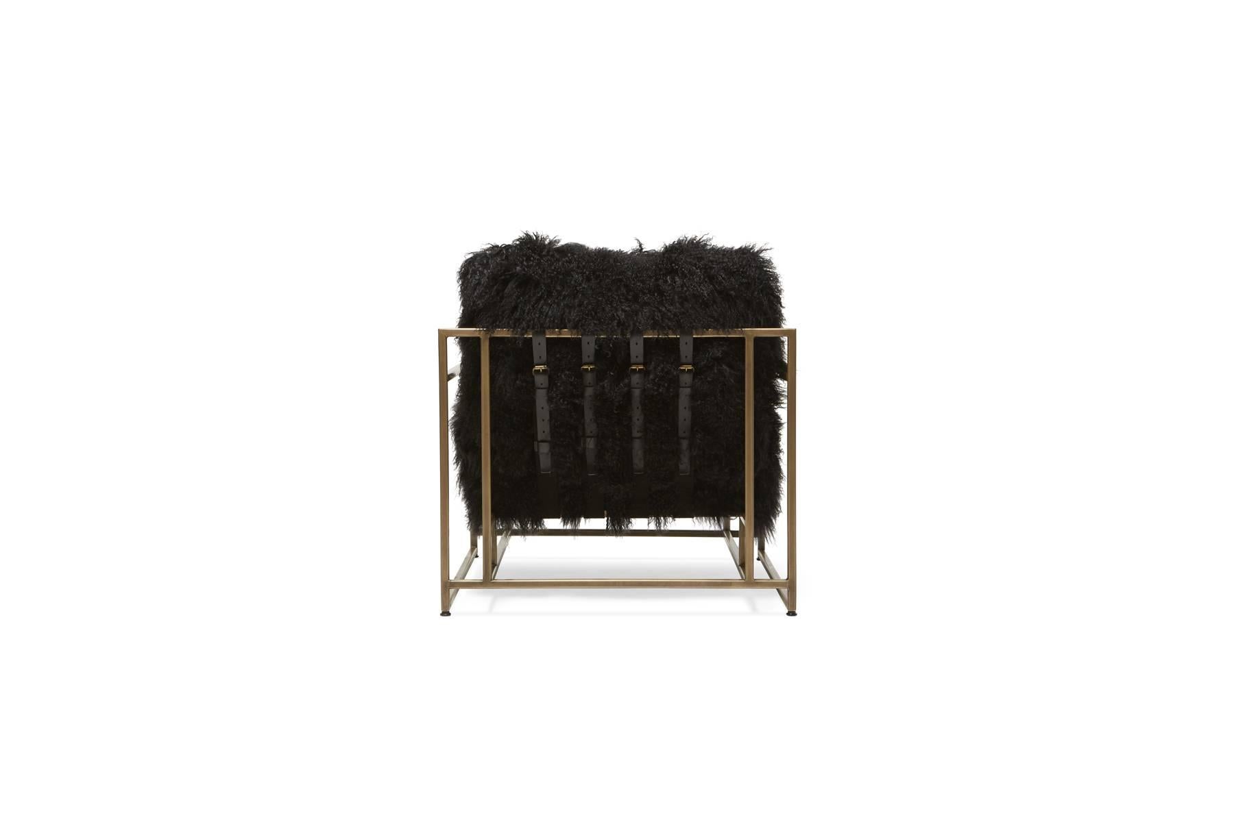 Mongolischer Sessel aus schwarzem Schafsleder und antikem Messing (Metallarbeit) im Angebot